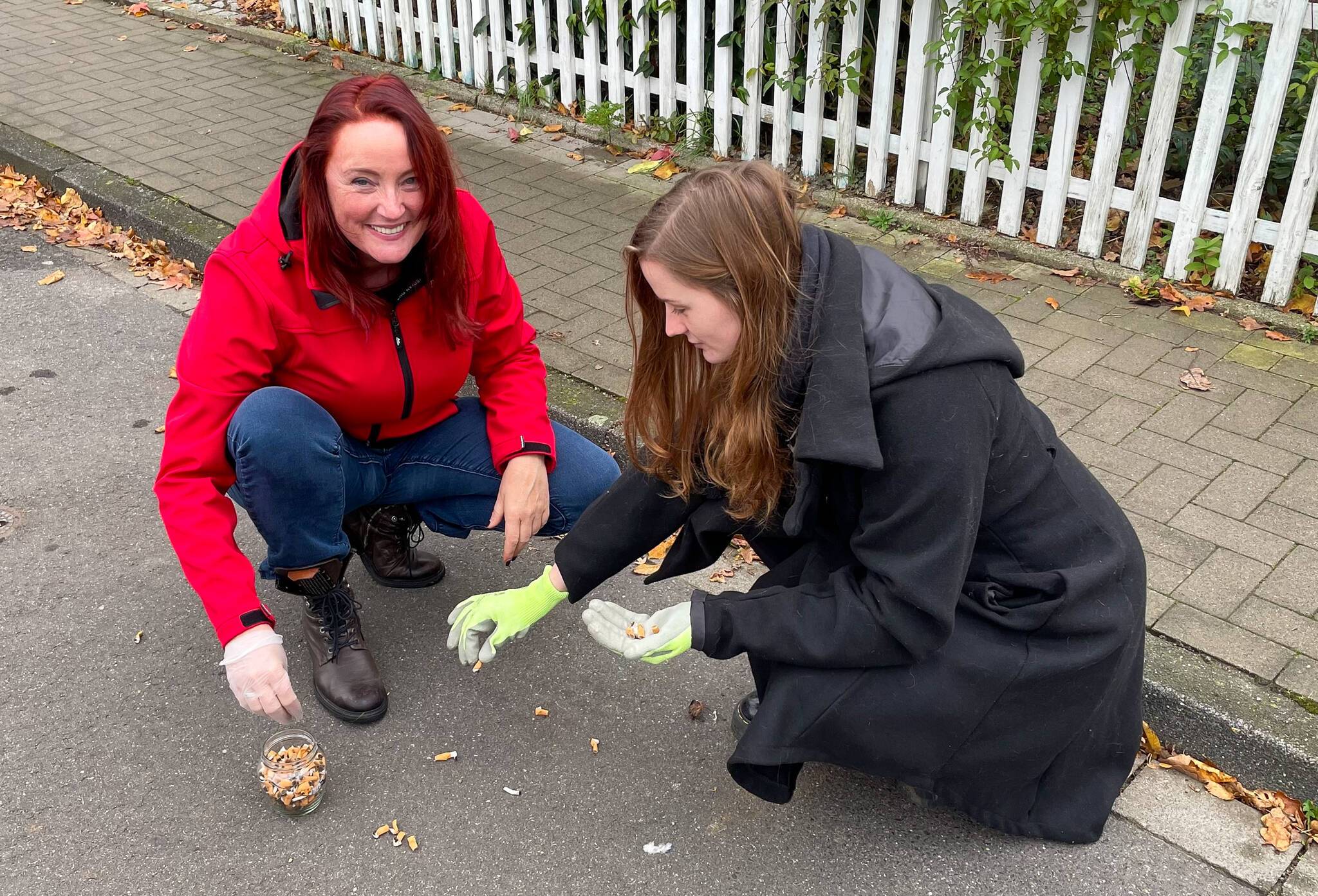  Jeannette Gniot (l.) und Lisa Neubauer von youngcaritas Viersen machen es vor: Am Montag, 27. November, startet die #fillthebottle-Challenge, bei der möglichst viele Zigarettenstummel gesammelt werden sollen. 