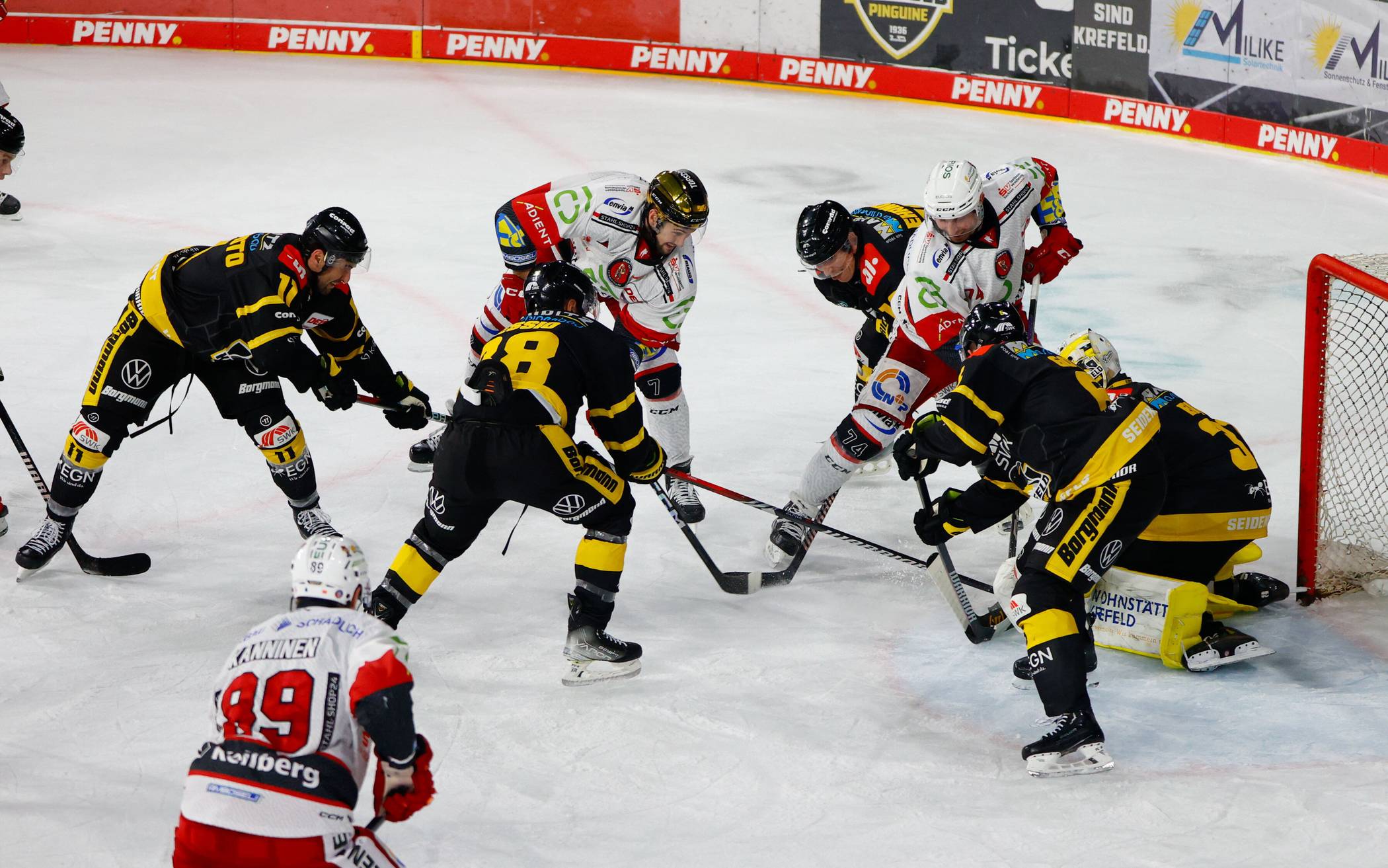 Pinguine gewinnen Krimi  