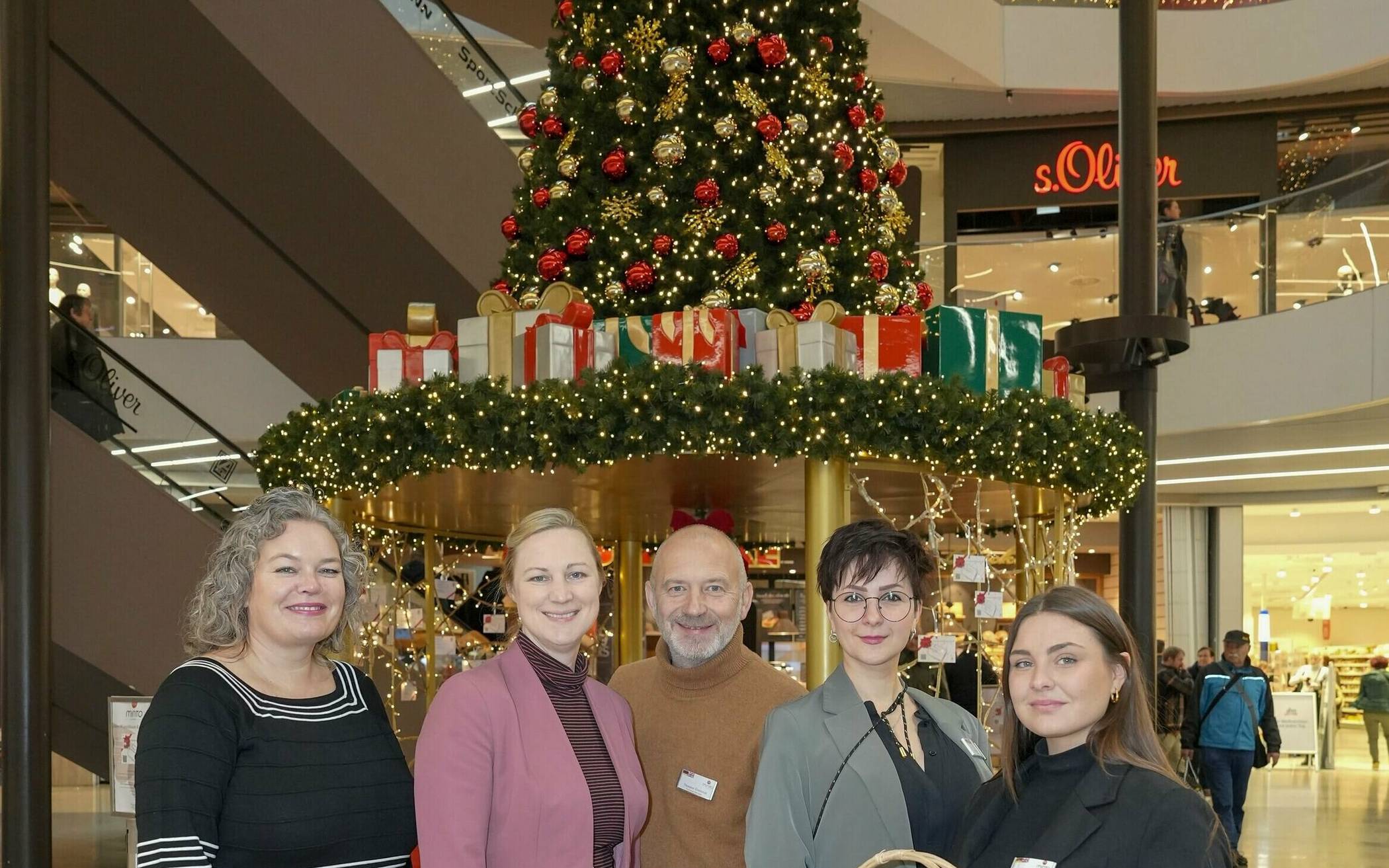  Der Wunschbaum im Minto ist eröffnet: Stadtdirektorin Dörte Schall (2.v.l), mit Vertreter*innen der Einrichtungen, Centermanagerin Janina Cho und Kathleen Böhme vom Allgemeinen Sozialen Dienst. 