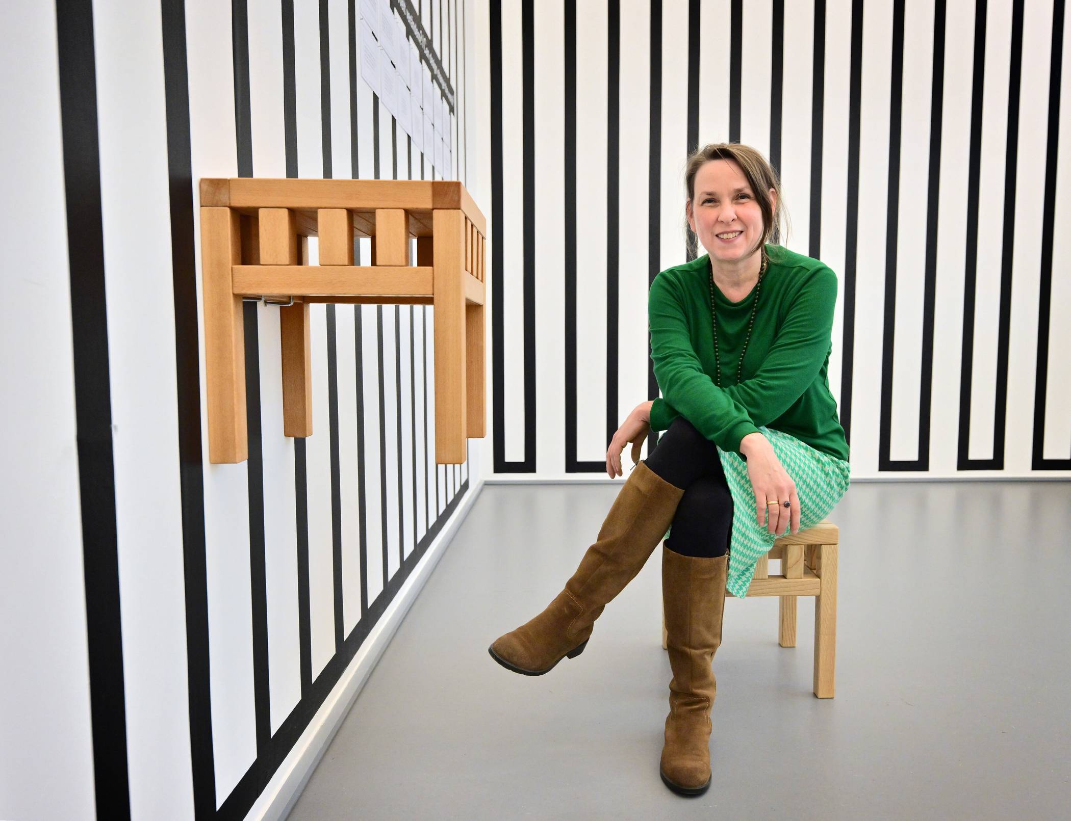In der Ausstellung: Kuratorin Dr. Magdalena Holzhey mit einem Hocker nach dem Entwurf von J. L. M. Lauweriks. Er dient als Vorlage für die Nachbildungen. Foto: Stadt Krefeld, A. Bischof