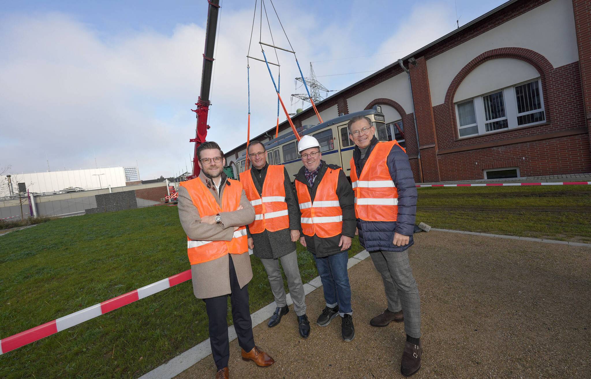 Oberbürgermeister Felix Heinrichs, Thomas Bley, Vorstand der NEW, Axel Ladleif,...