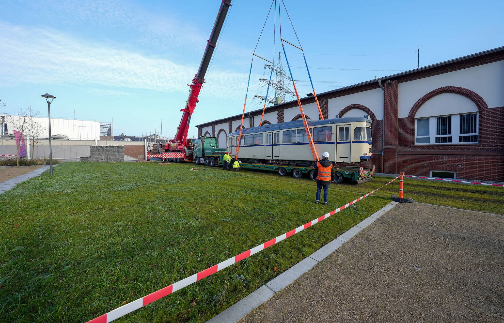 Gut gesichert, kann die Straßenbahn gleich angehoben...