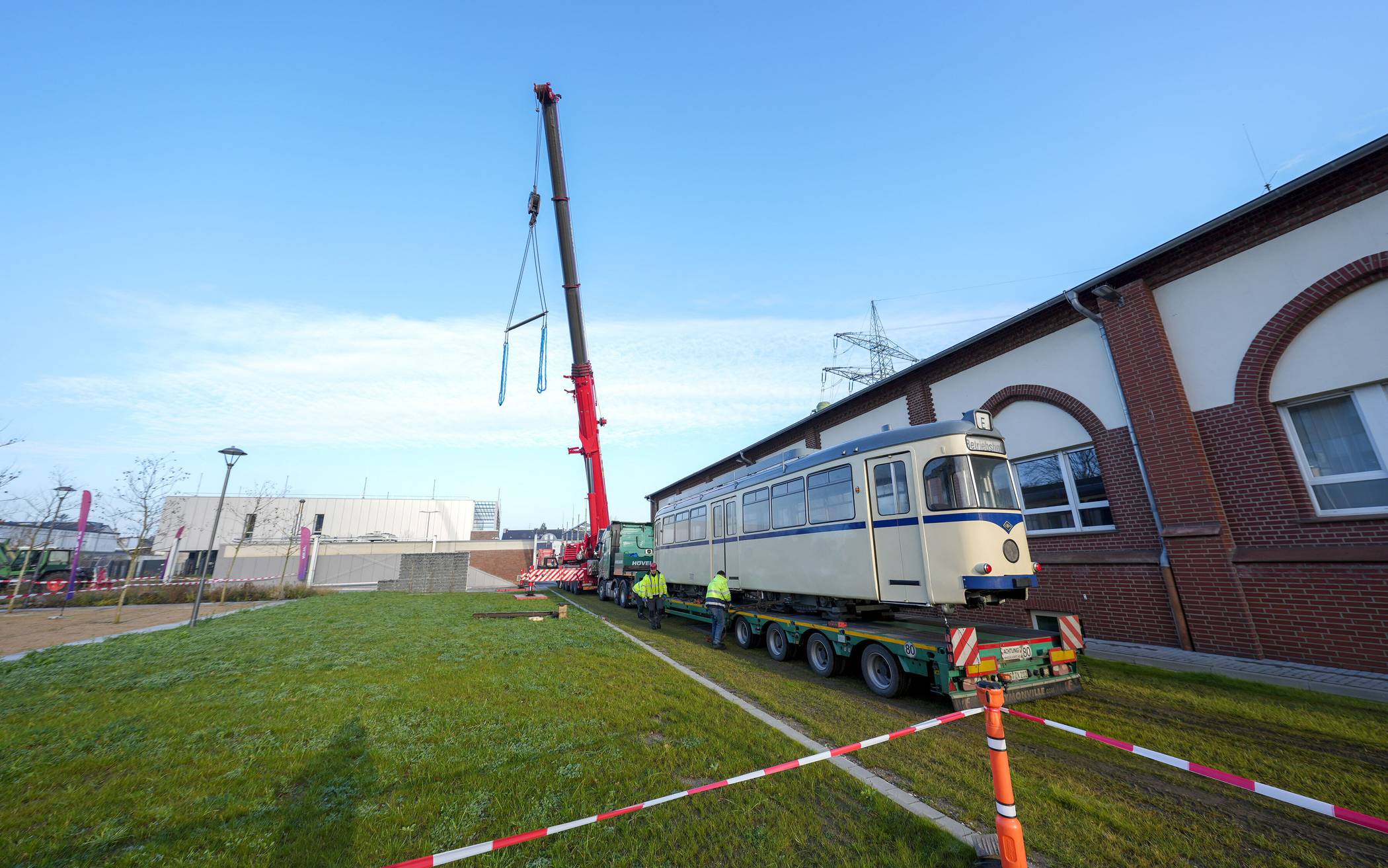Auf einem Tieflader wartet der Straßenbahntriebwagen Nr. 26 darauf, auf Gladbacher...