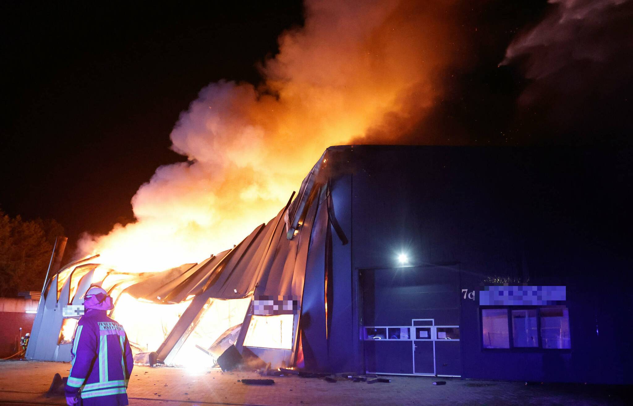 Brand im Gewerbegebiet in Krefeld-Fischeln