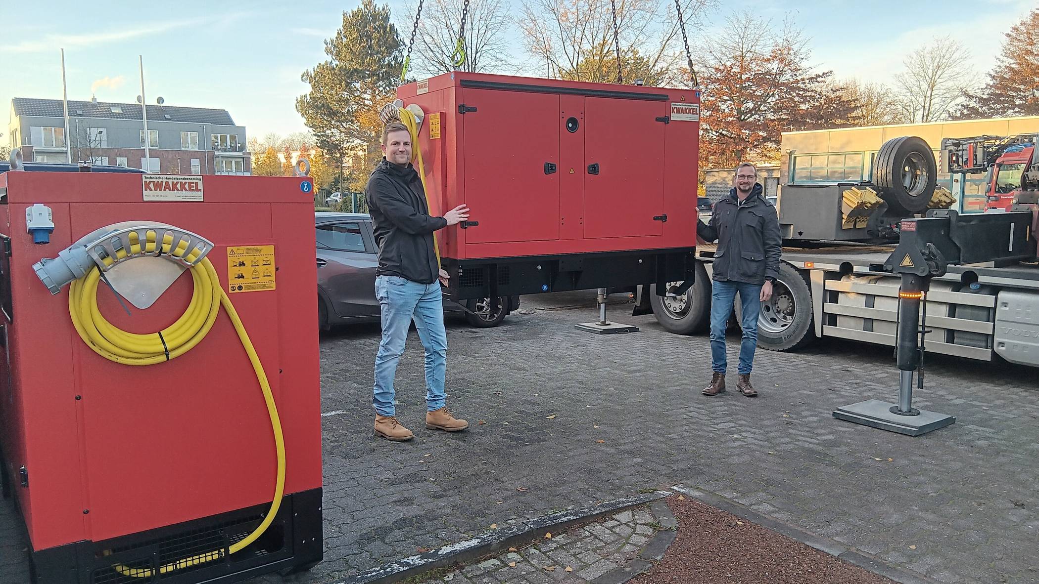 Lars-Michael Maas (l.), zuständig für den Katastrophenschutz beim Ordnungsamt der Stadt Meerbusch, und Andreas Vetten, Abteilungsleiter Öffentliche Sicherheit und Ordnung bei der Stadtverwaltung, nehmen die neuen Notstromaggregate in Empfang. 