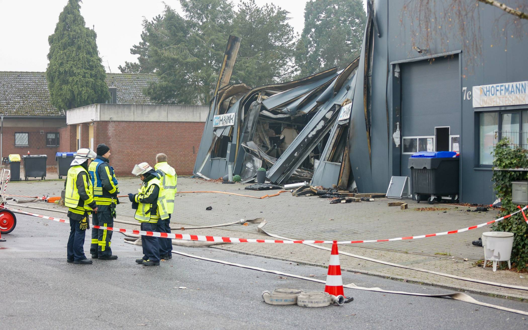Brand in Lagerhalle für E-Scooter in Fischeln
