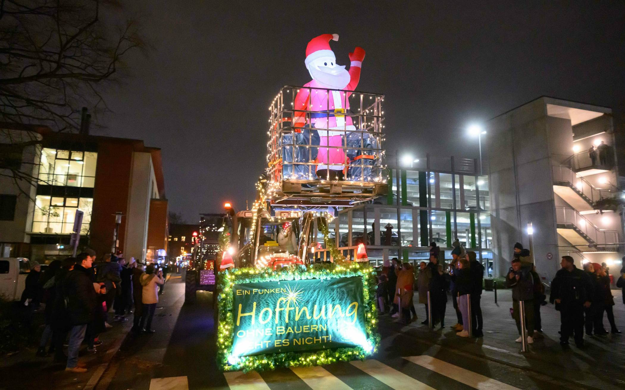 Weihnachtliche Trecker-Parade durch Krefeld