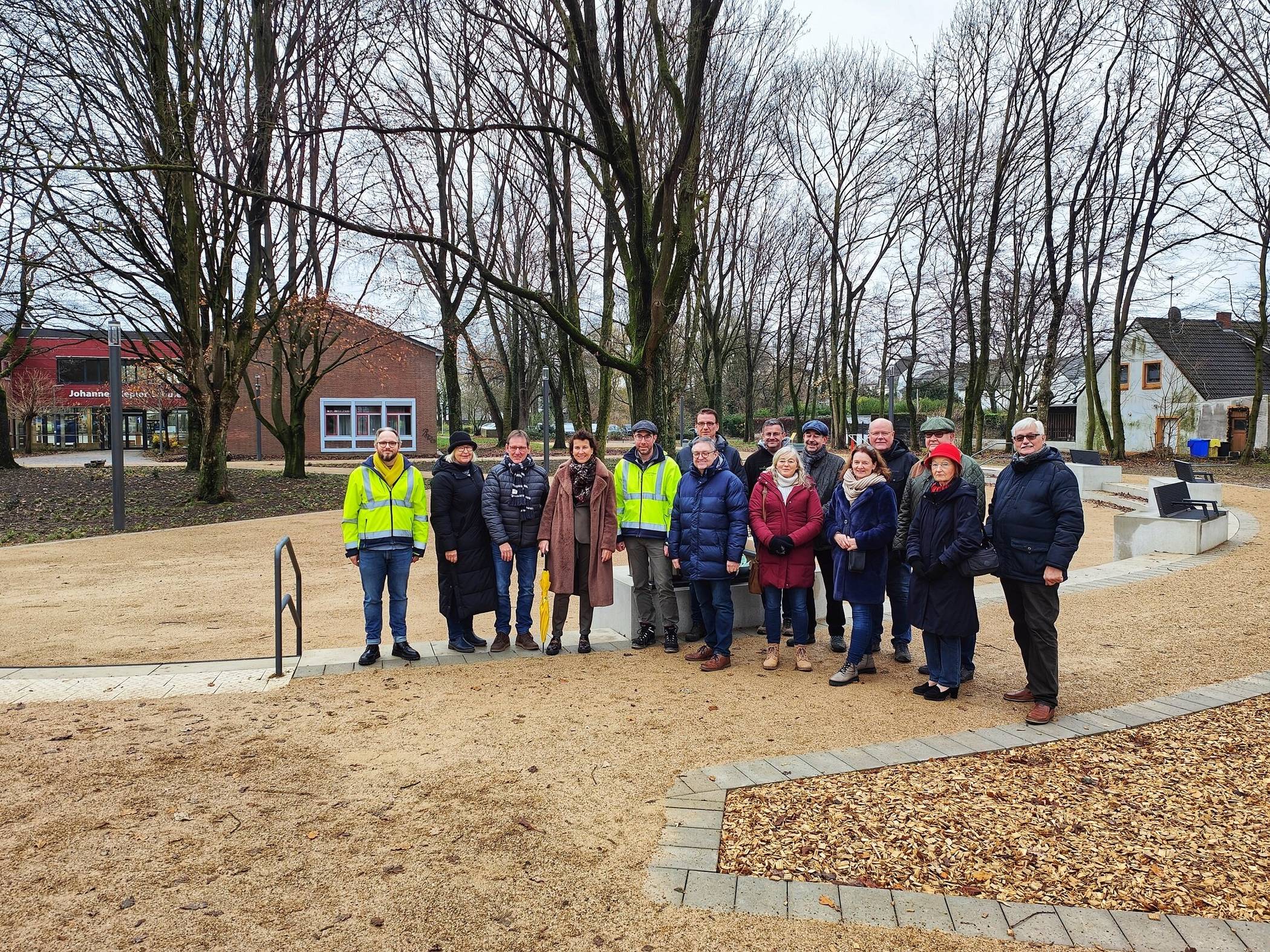 Bürgermeisterin Sabine Anemüller (4. von links) sowie Projektbeteiligte der Stadt Viersen, Verantwortliche aus der Politik und Vertreter der ausführenden Bauunternehmen vor der variabel nutzbaren zentralen Fläche der neugestalteten Parkanlage.