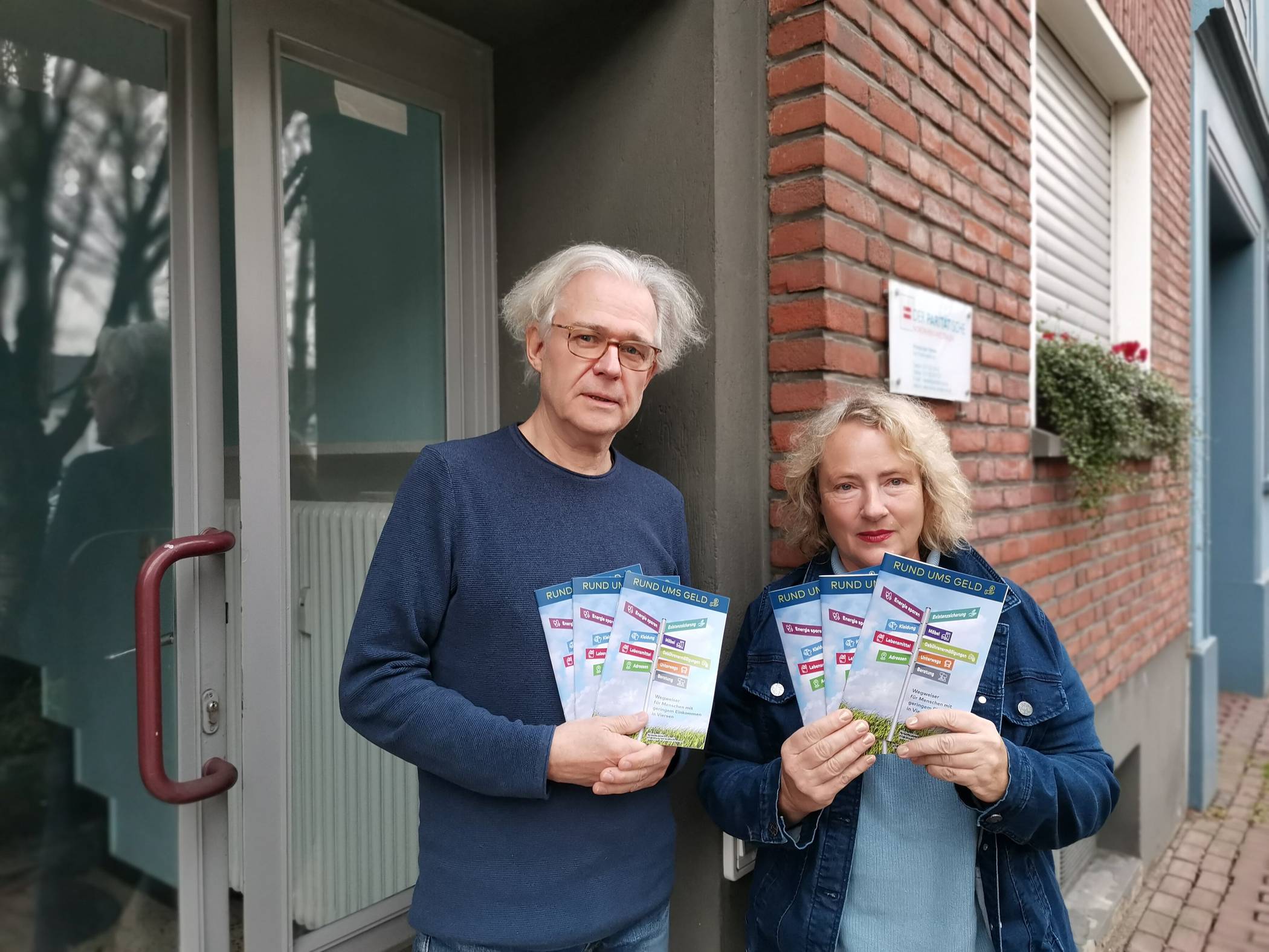  Jürgen Heimes, Vorstand des Vereins Menschen ohne Wohnung (MOWO) und Barbara Shahbaz, Geschäftsführerin des Paritätischen für die Kreisgruppe Viersen, mit der neuen Broschüre.   