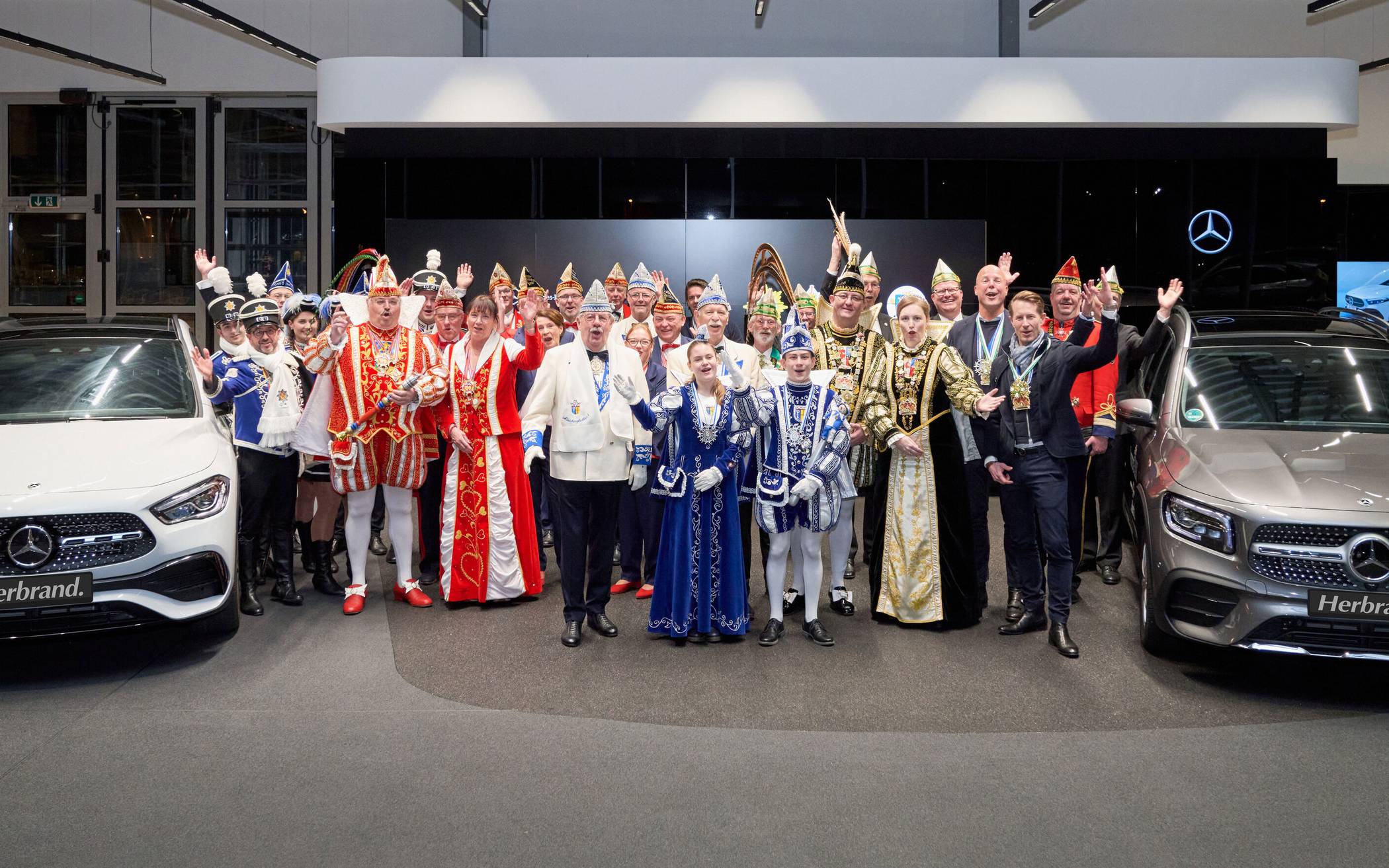 Mit närrischer Begeisterung fand die Fahrzeugübergabe