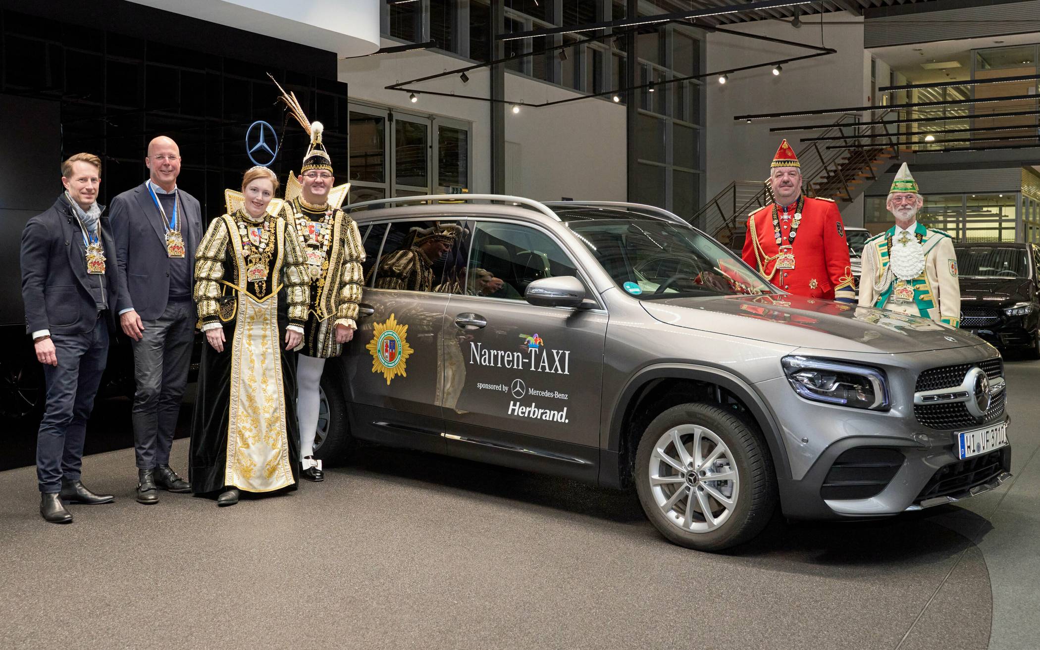 Die Prinzengarde der Stadt Krefeld freut sich ebenfalls über die Fahrzeugübergabe für...