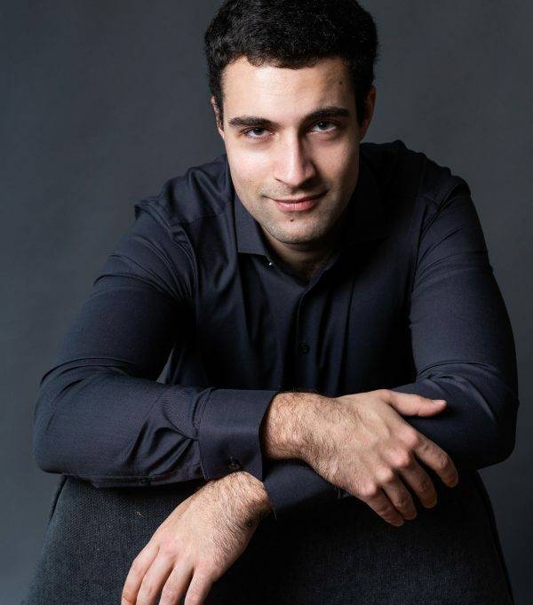 Der Pianist Georg Kjurdian spielt am