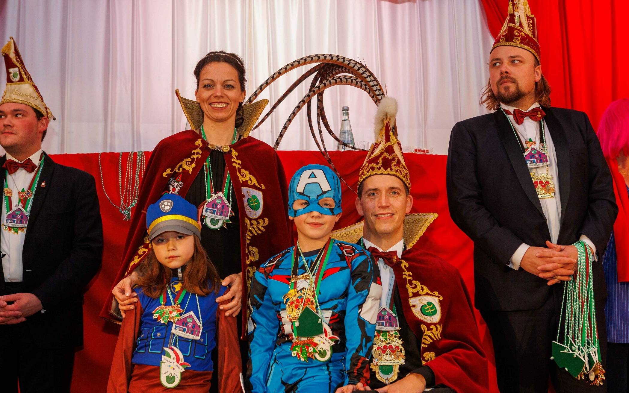 Prinz Stefan III. und Prinzessin Christa III. mit ihren Kindern Viola und Titus, rechts...