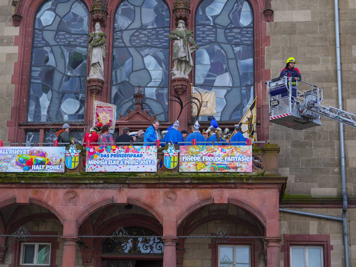Die Jecken erobern das Rheydter Rathaus
