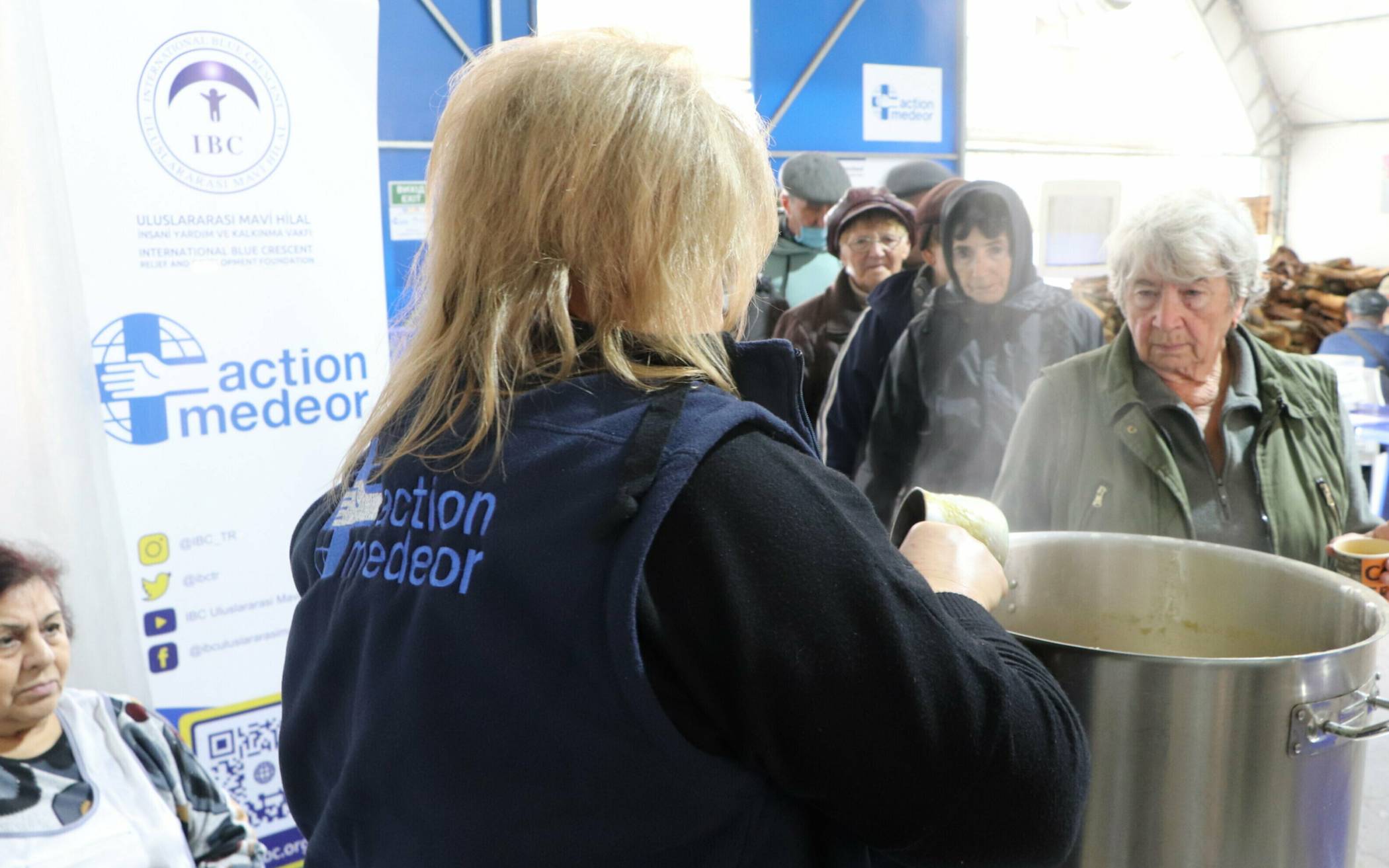 In Mykolajiw, einer Stadt im Süden der Ukraine, geben ukrainische Helferinnen im Namen von action medeor Essen aus. Viele ältere Menschen, Geflüchtete aus den umkämpften Gebieten und Kriegswitwen mit Kindern sind auf diese Hilfe angewiesen.   