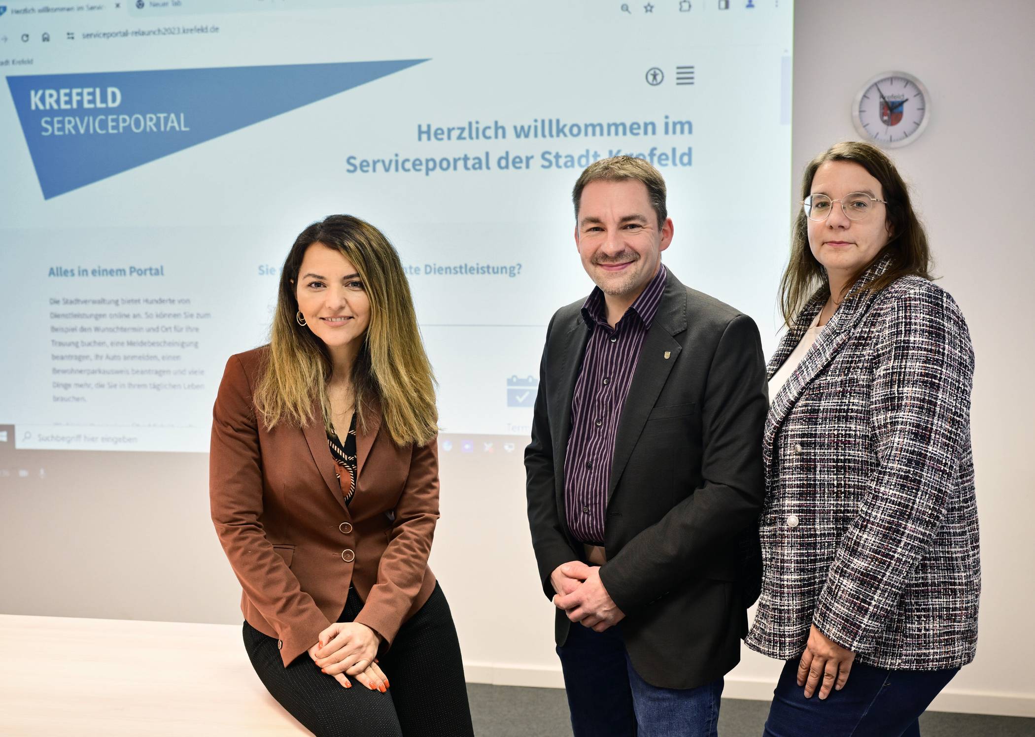Dezernentin Cigdem Bern, Lars Laicher, Leiter Serviceportal, und Stephanie Dressel vom Geschäftsbereich Innere Verwaltung, Bürgerservice und Feuerwehr stellten das neu gestaltete Online-Serviceportal der Stadt Krefeld vor.