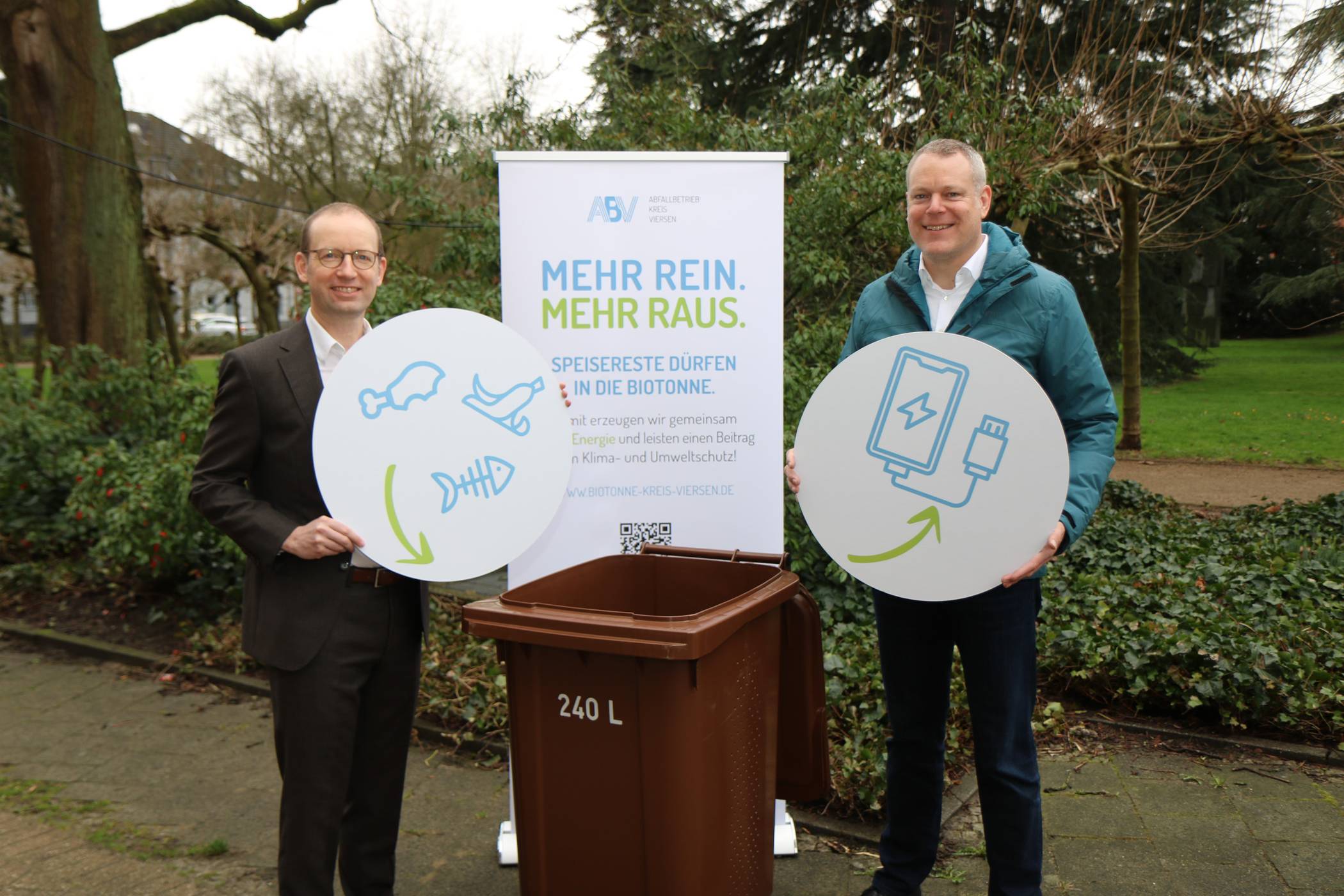 Christian Böker und Landrat Dr. Andreas Coenen stellen die Informationskampagne zur Biotonne vor.