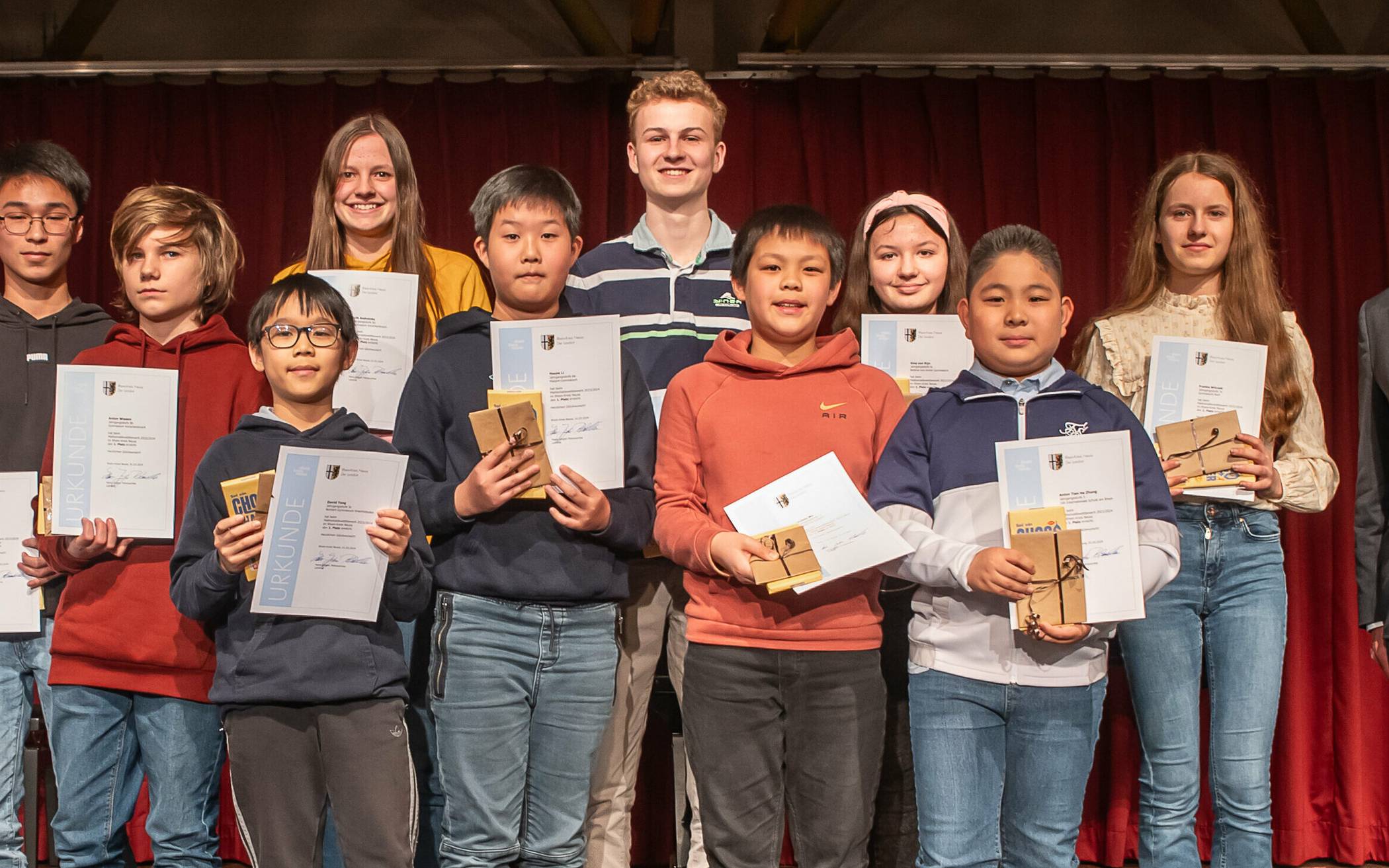Landrat Hans-Jürgen Petrauschke zeichnete die Preisträger des 36. Mathematikwettbewerbs des Rhein-Kreises Neuss aus.   