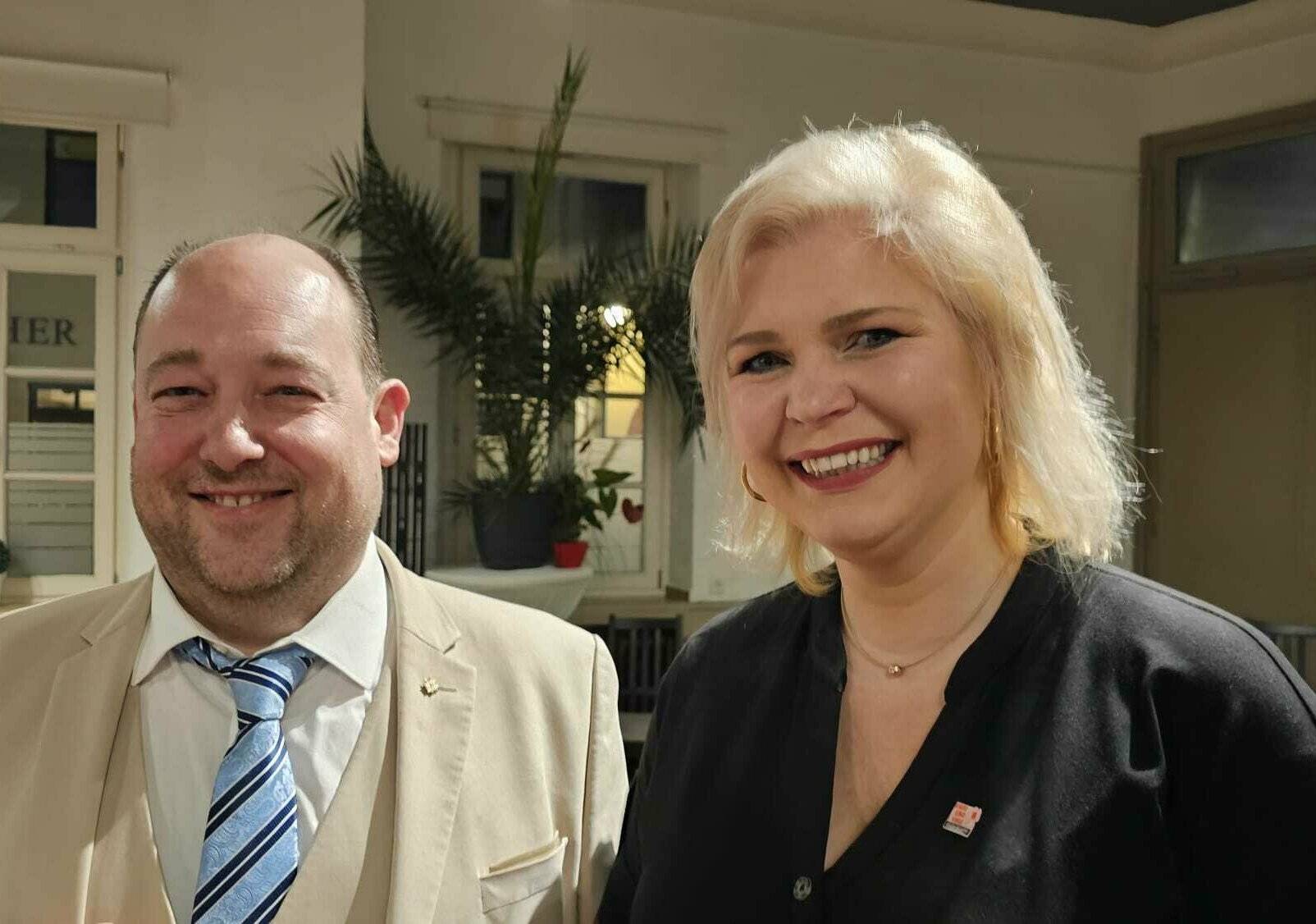  Dr. Mike Kunze, Vorsitzender Geschichtsverein Meerbusch, und Chantal Messing (SPD Meerbusch) bei der Premiere von „Meerbusch, wir wollen reden“. 