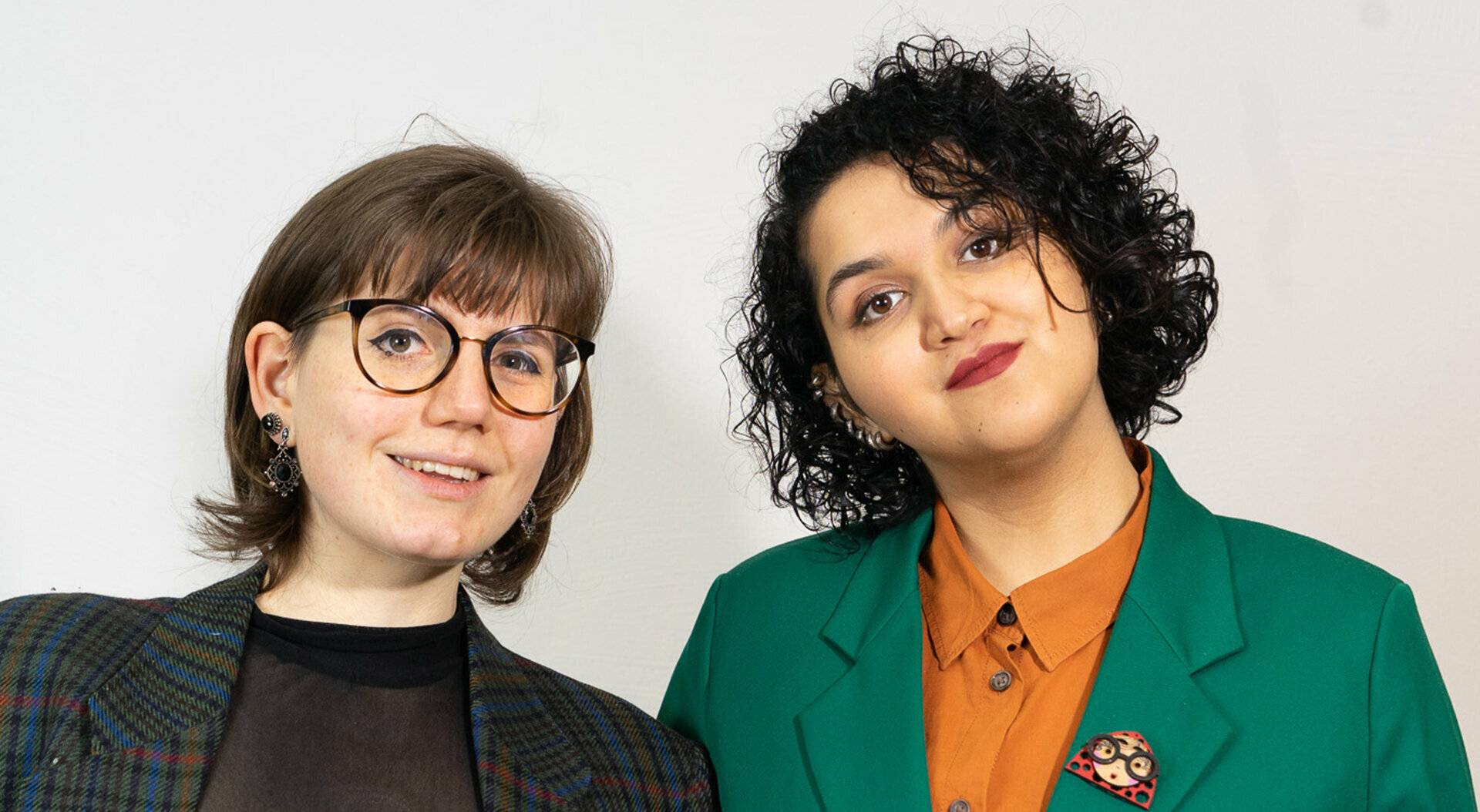 Jutta Meisen und Faraaz Sedaghati, die beiden Gründerinnen von Nou.Niss. Das Upcycling Modelabel ist am 28. und 30. März zu Gast auf dem Biohof Bolten in Niederkrüchten.  