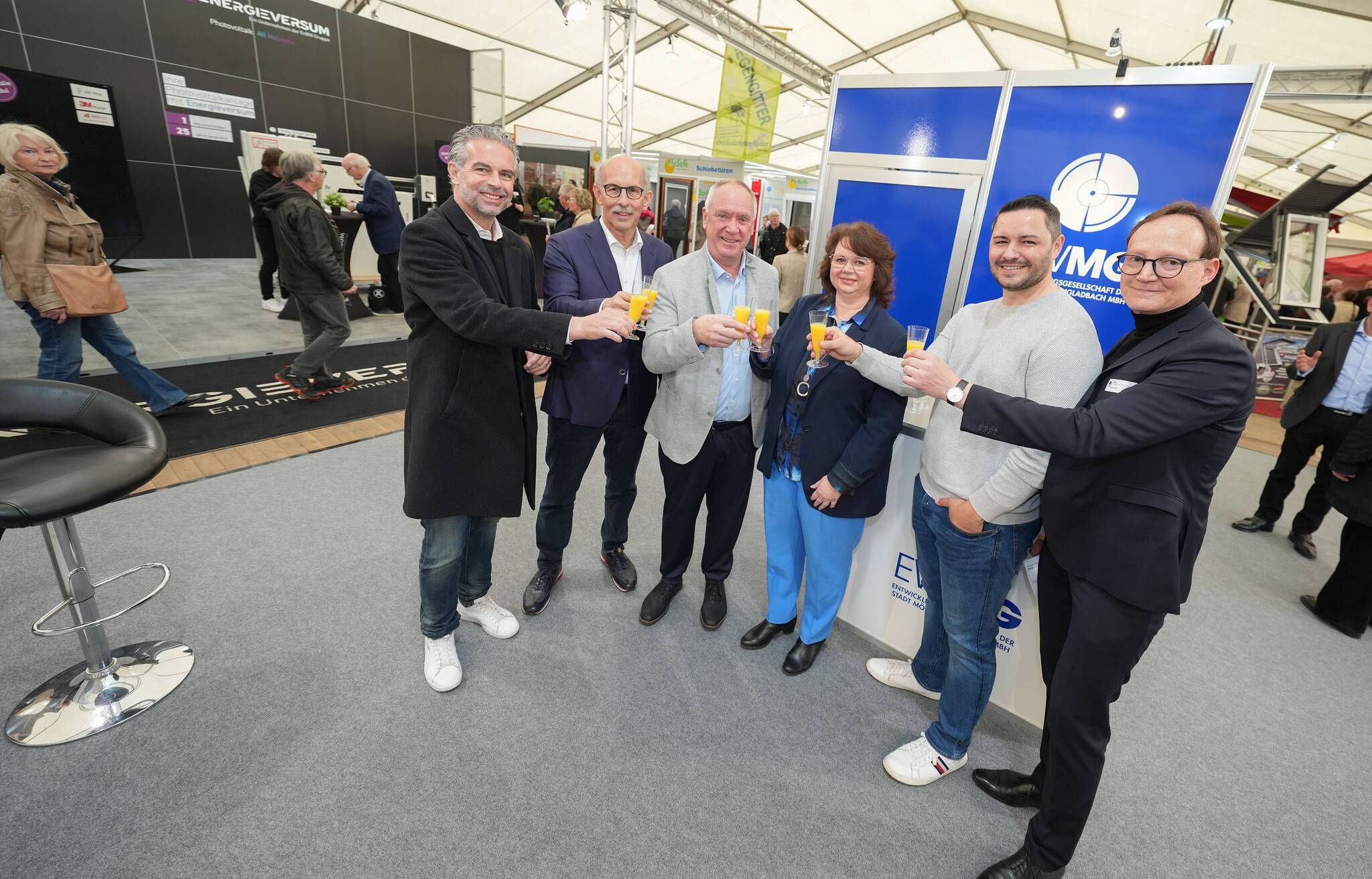 Eröffnung der Baumesse unter anderem mit Udo Erlei (3.v.l.), Geschäftsführer der...
