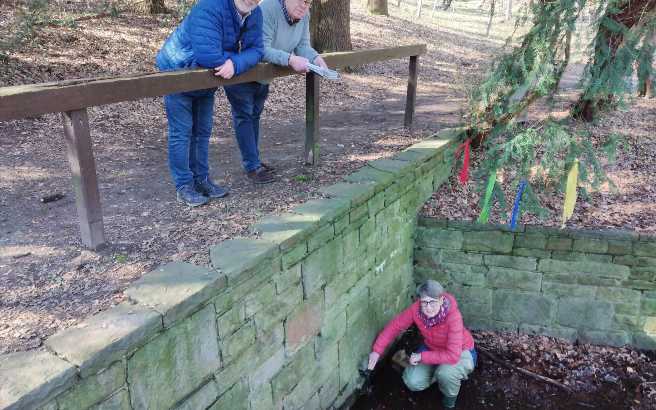 An der Eremitenquelle: Biologin Dr. Carmen