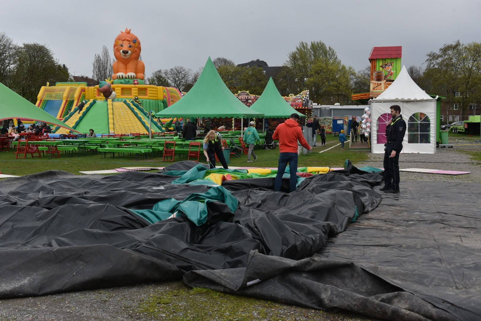 Sicherungsseil von Hüpfburg gerissen - vier Kinder verletzt