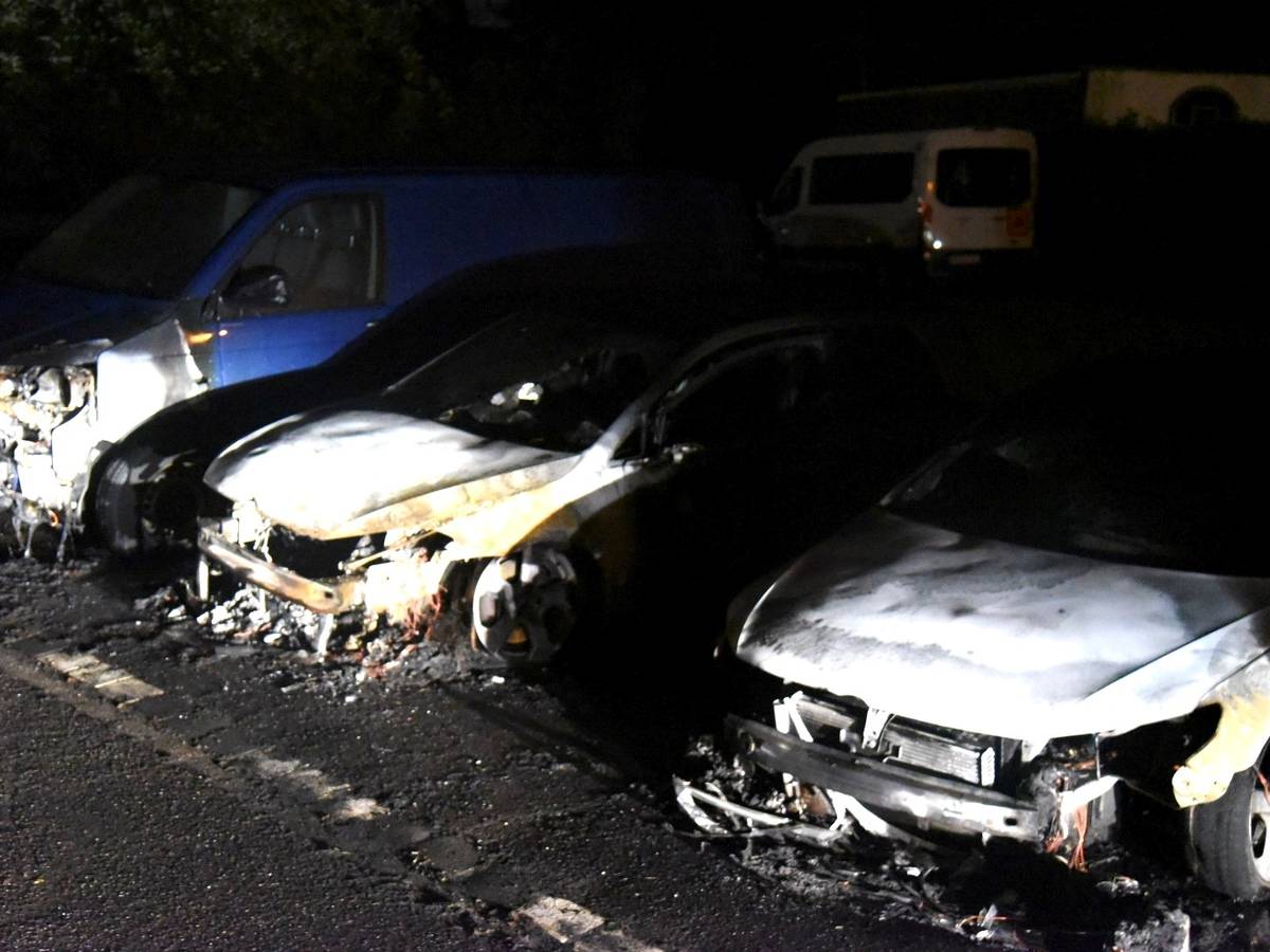 Mehrere Pkw brannten am Benrader Feld
