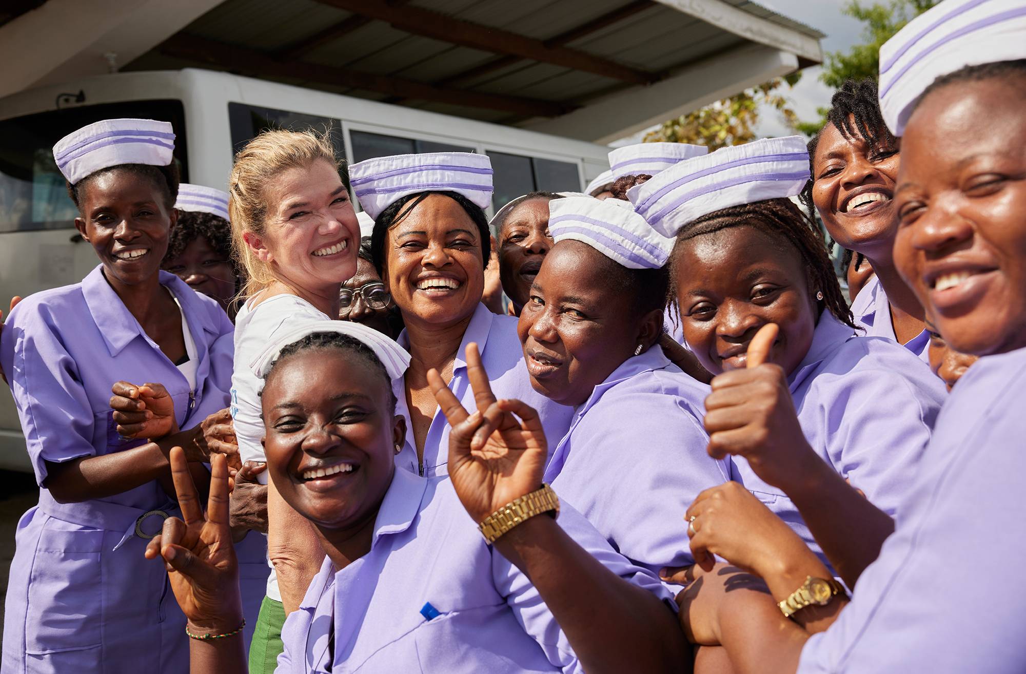 Seit 2003 engagiert sich die Schauspielerin Anke als Engelke Botschafterin von action medeor. In zahlreichen Reisen überzeugte sie sich von der Arbeit des Hilfswerks wie hier in Sierra Leone, wo action medeor eine Hebammenschule unterstützt. 
