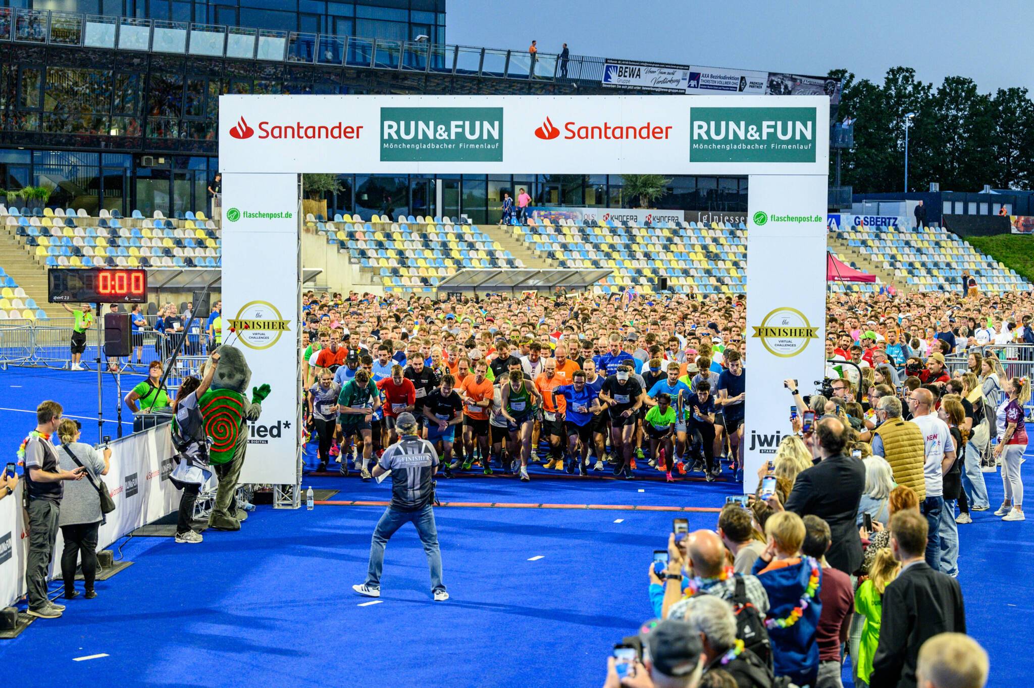 Immer ein absolutes Highlight, der Start zum Santander RUN&amp;FUN Firmenlauf im Hockeypark.  