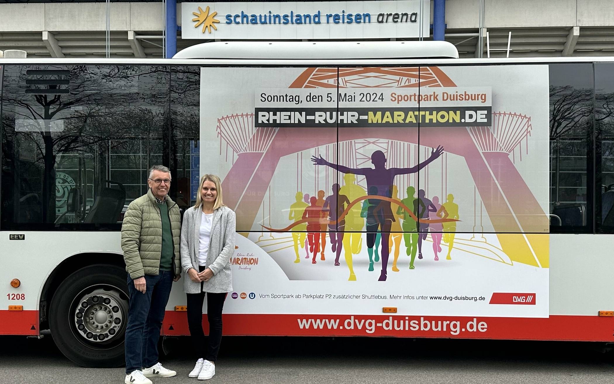  Uwe Busch, Stadtsportbund, und Kathrin Naß, DVG, präsentierten den Bus im Design des 41. Rhein-Ruhr-Marathons vor der Schauinsland-Reisen-Arena. 