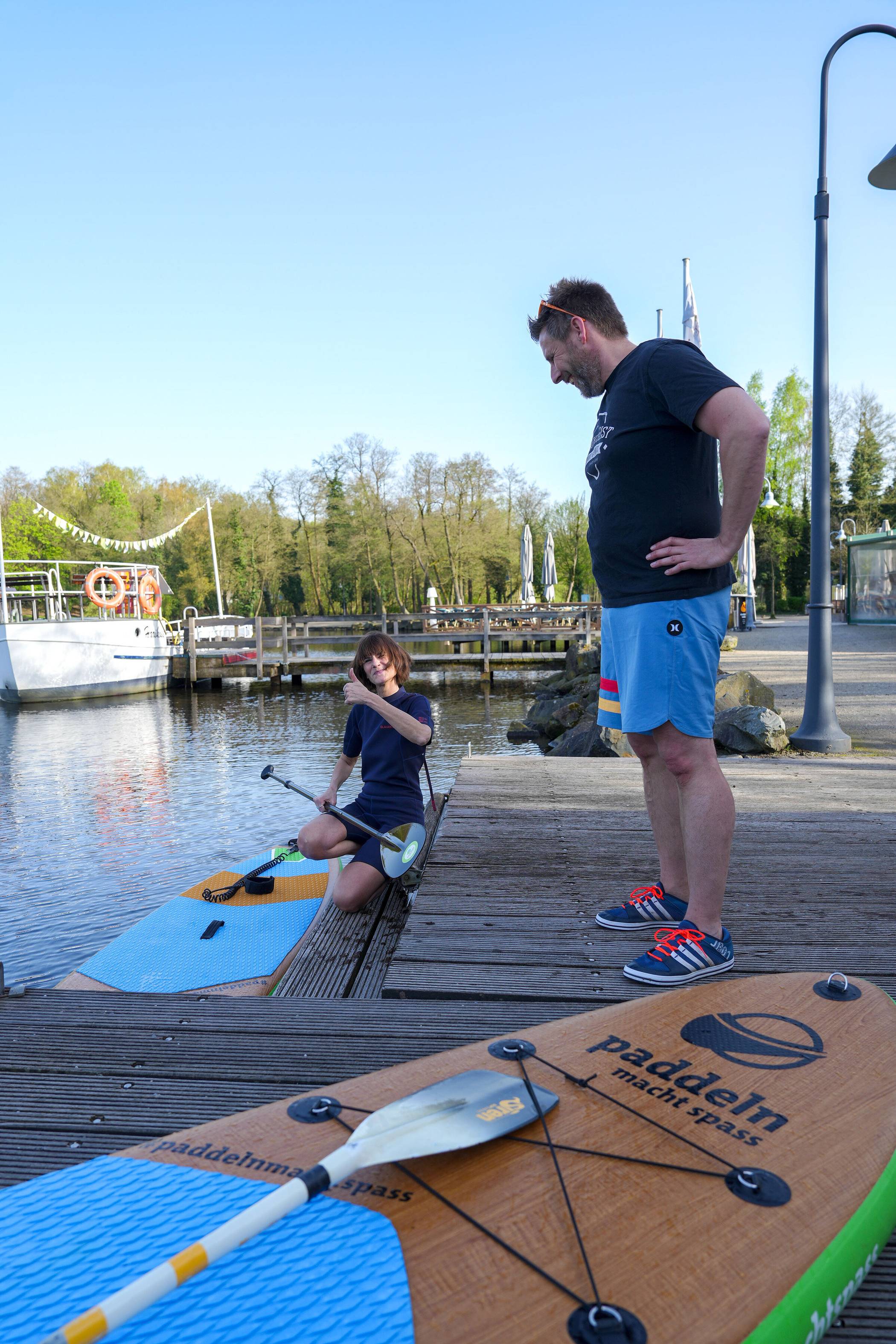 Runter vom Brett geht wie Aufsteigen: auf die Knie, mit dem Paddel sichern, erst links,...