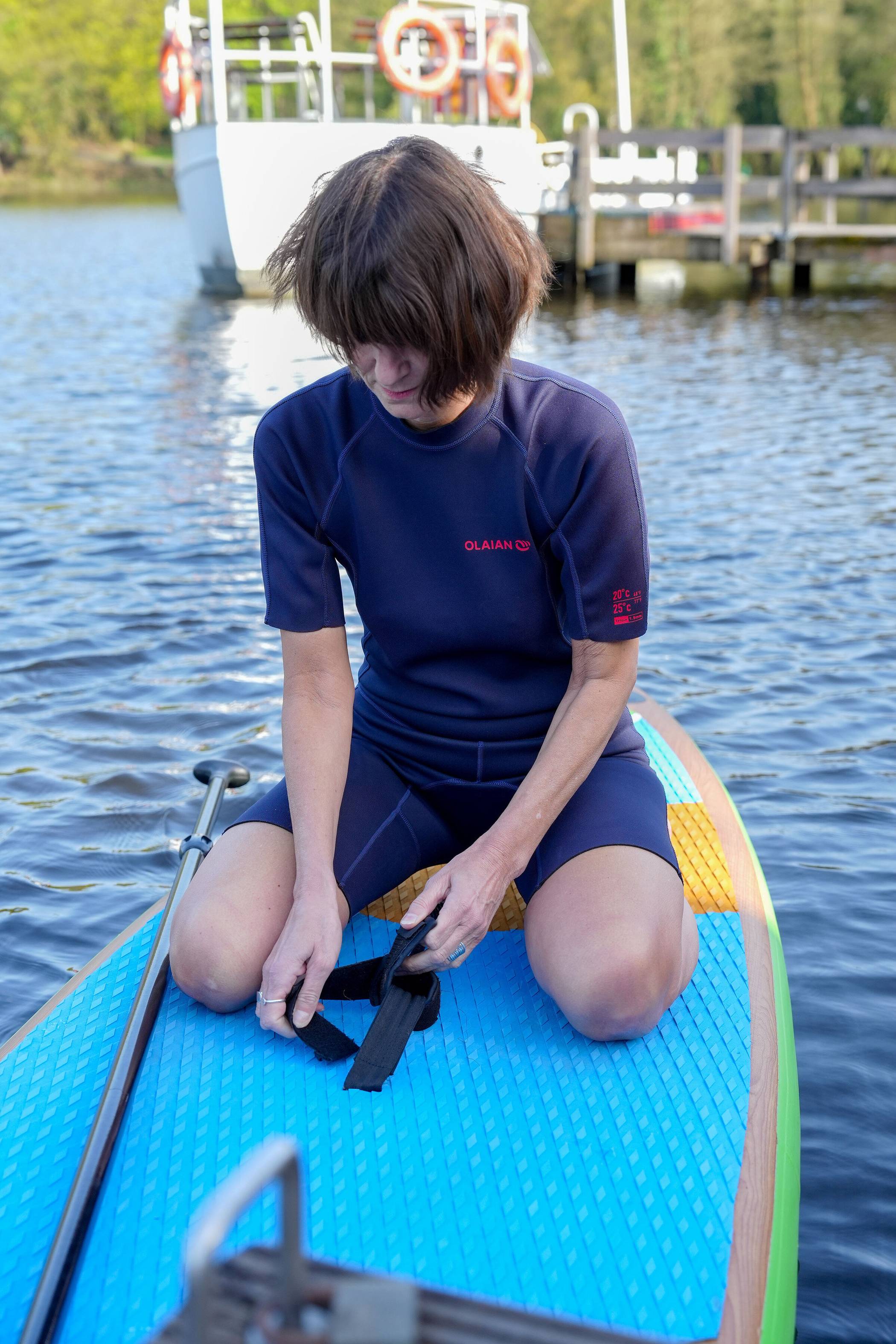 Nächster Schritt: das Sicherheitsband (Leash) muss um ein Fußgelenk „geklettet“...