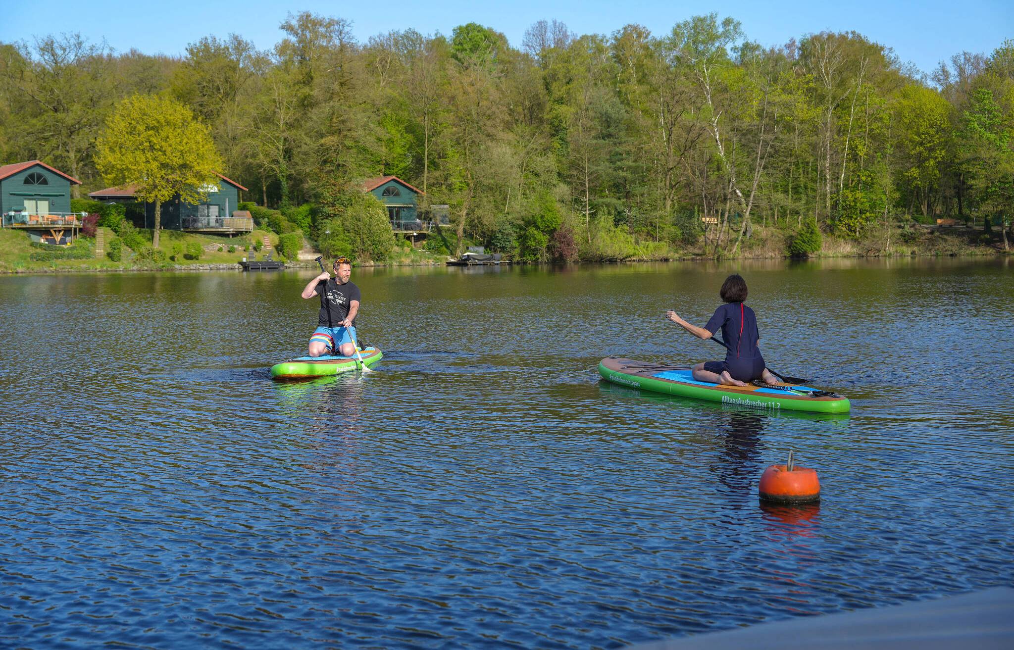 Los geht’s im Knien. So gewinnt man langsam etwas Sicherheit auf dem Board und bekommt...