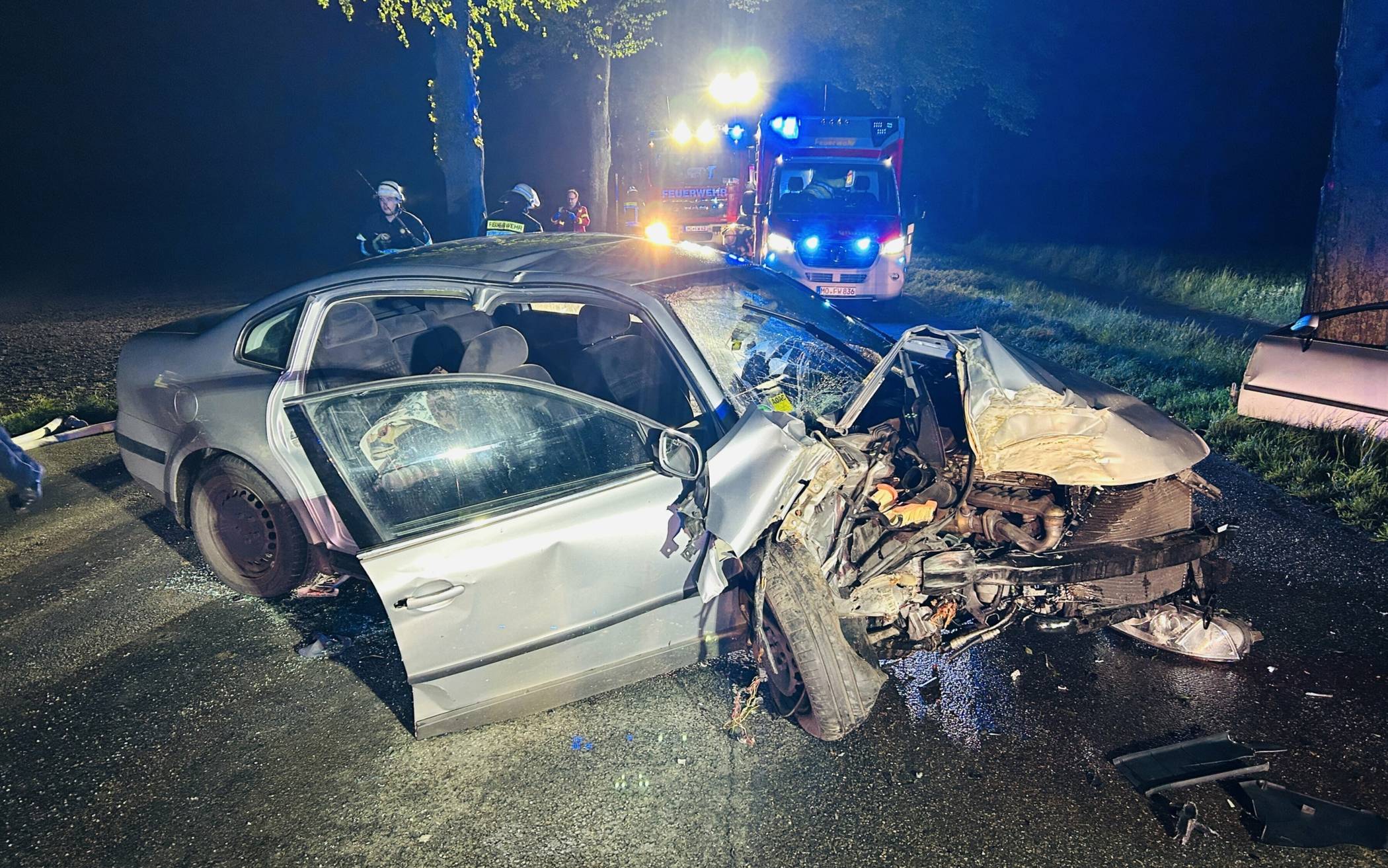 FW Moers: Schwerer Verkehrsunfall PKW gegen Baum
Technische Rettung