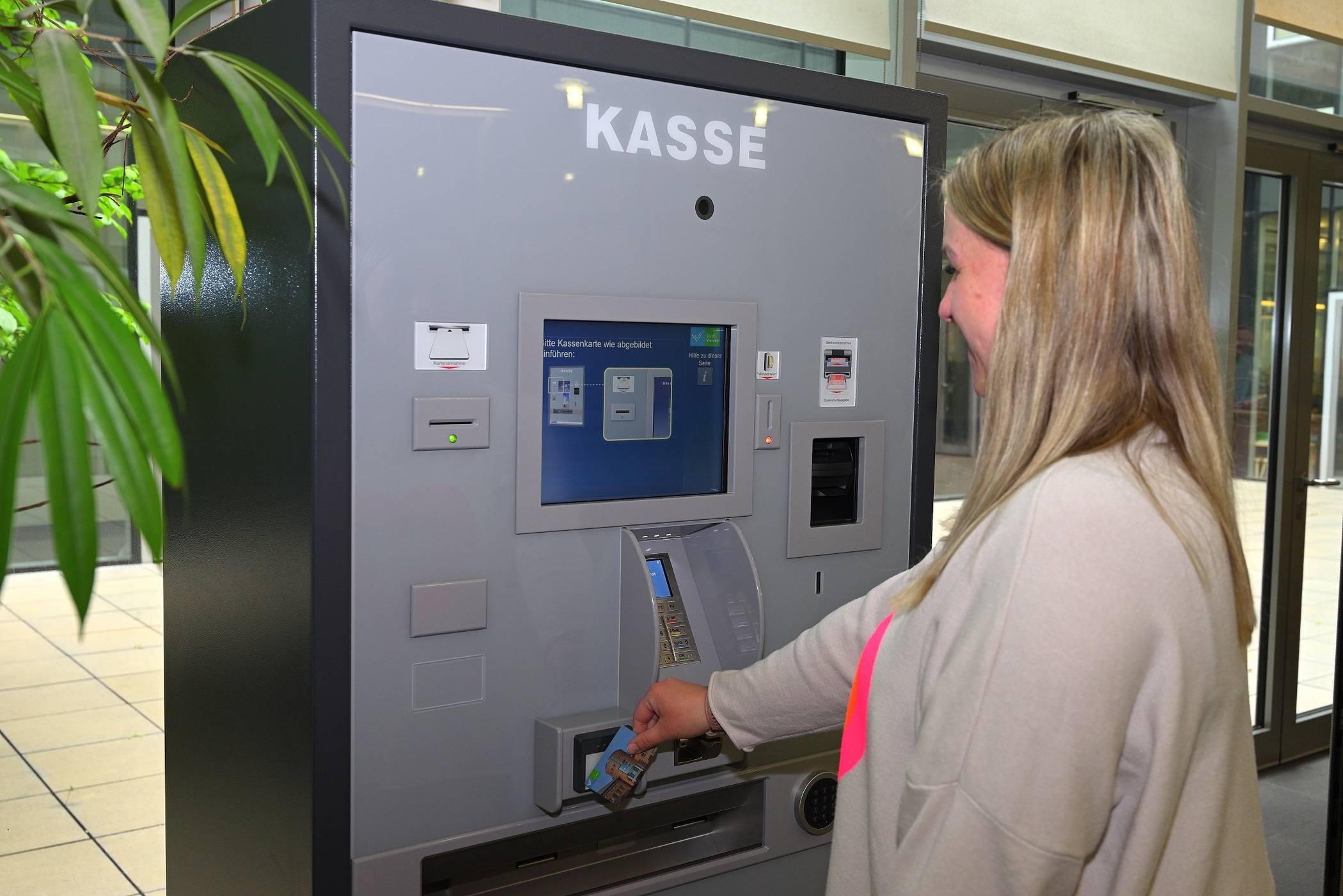  Der neue Kassenautomat im Service-Center im Stadthaus am Rathausmarkt im Einsatz. 