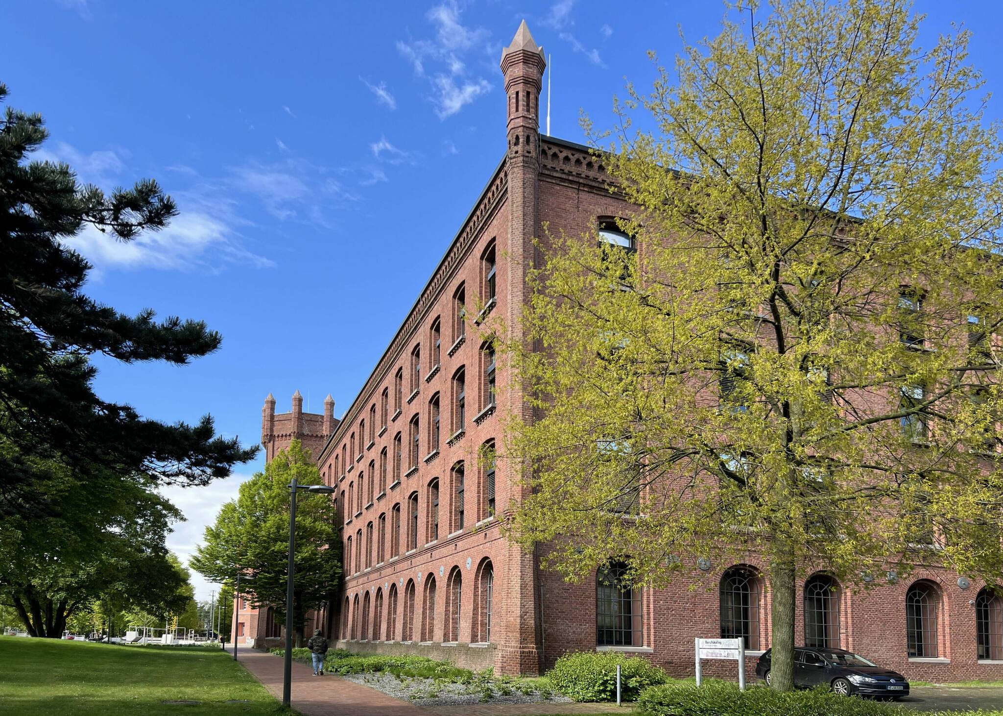  So prachtvoll das Gebäude aus der Ferne ist – bei näherer Betrachtung zeigen sich Mängel. Deswegen saniert das Gebäudemanagement der Stadt jetzt die historische Ziegelsteinfassade und tauscht die Fenster aus.   