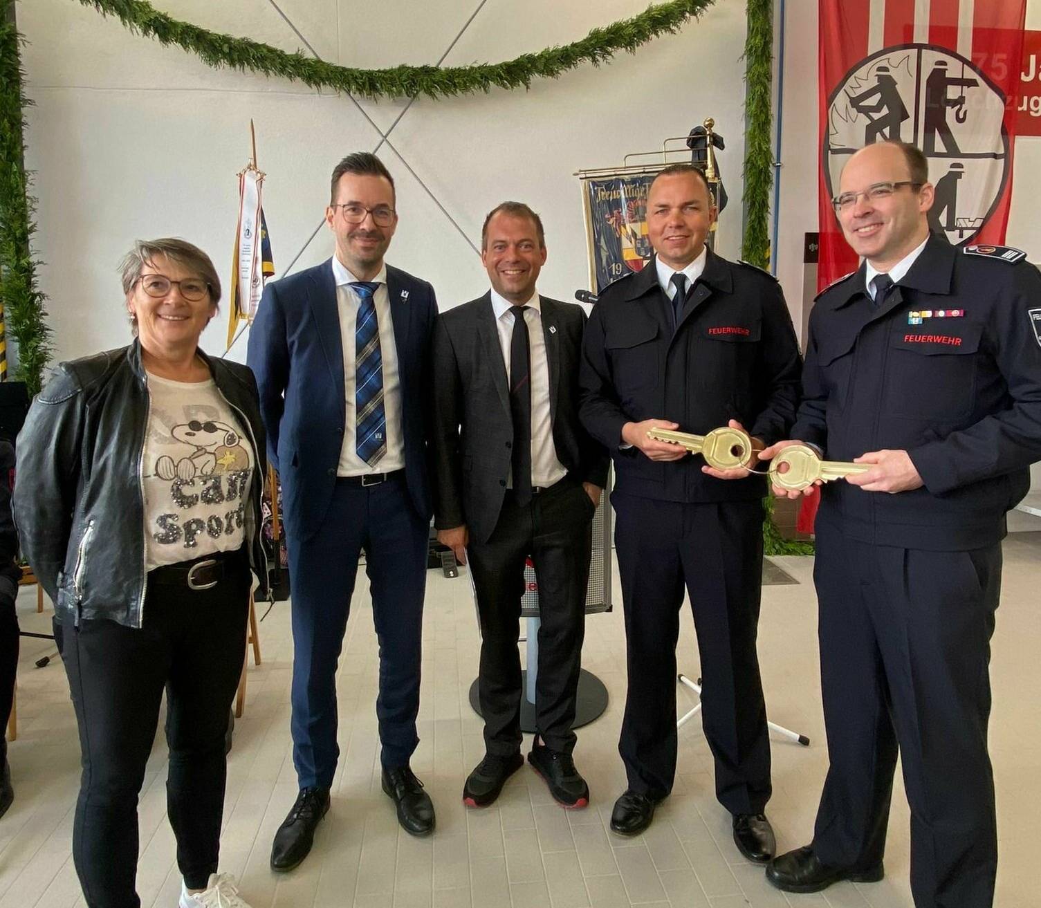 Martina Raymans, Sascha Döhmen und Bürgermeister Christian Pakusch übergaben symbolisch die Schlüssel an Löschzugführer Lars Pazdios und Jugenfeuerwehrwart Markus Mertens (v.l.).