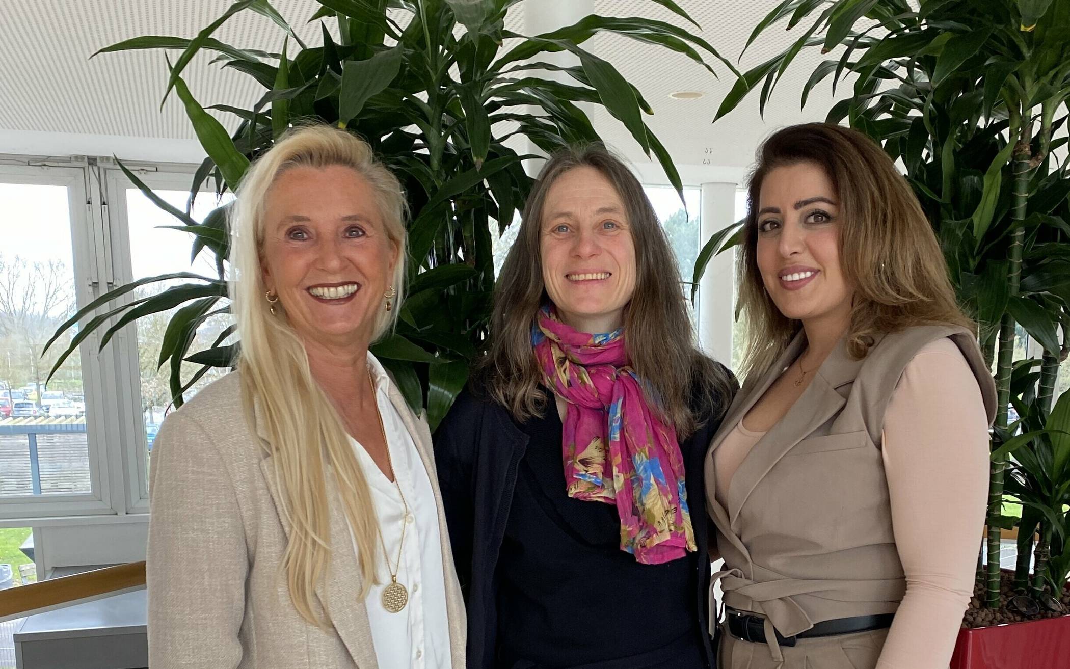  Die Künstlerinnen Petra Therese Wegner, Afrooz Nazari und Sabine Friedewald. 