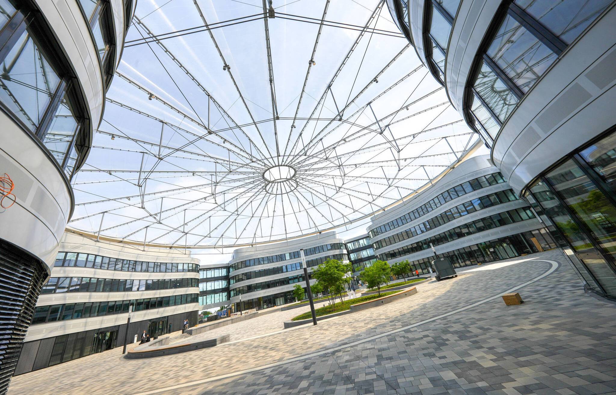 Ein Membrandach „schwebt“ über der Plaza zwischen den einzelnen...