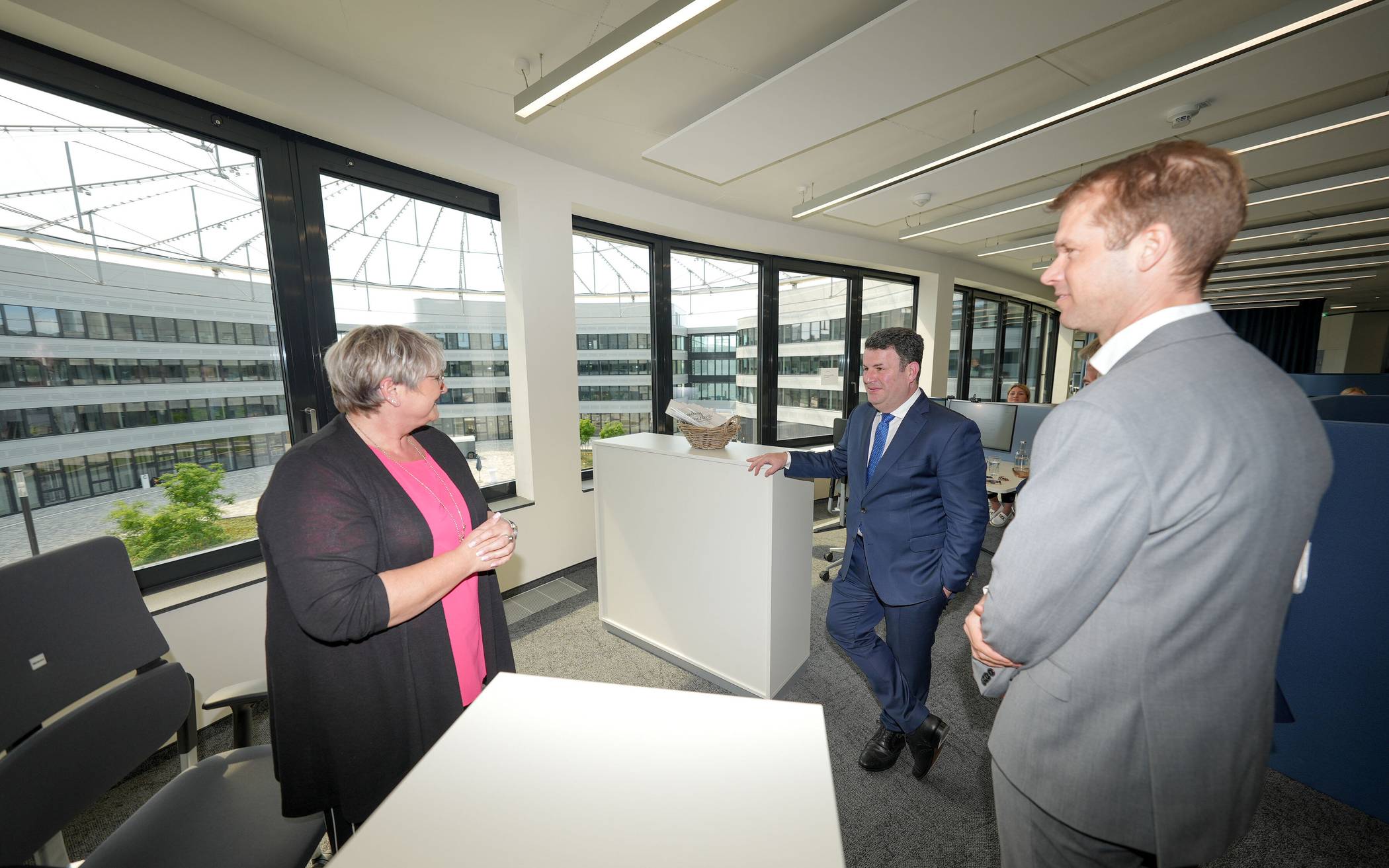 Bundesarbeitsminister Hubertus Heil suchte auch das Gespräch mit den Mitarbeiterinnen...