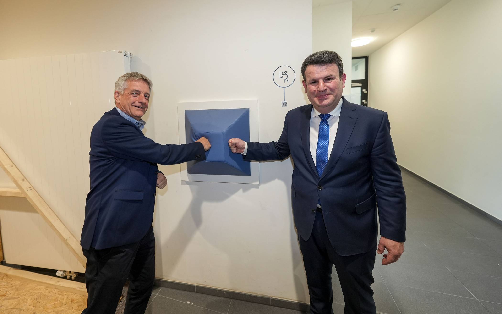 Bewegung im Büro, ein zentrales Thema, das durch verschiedene Elemente aufgegriffen...