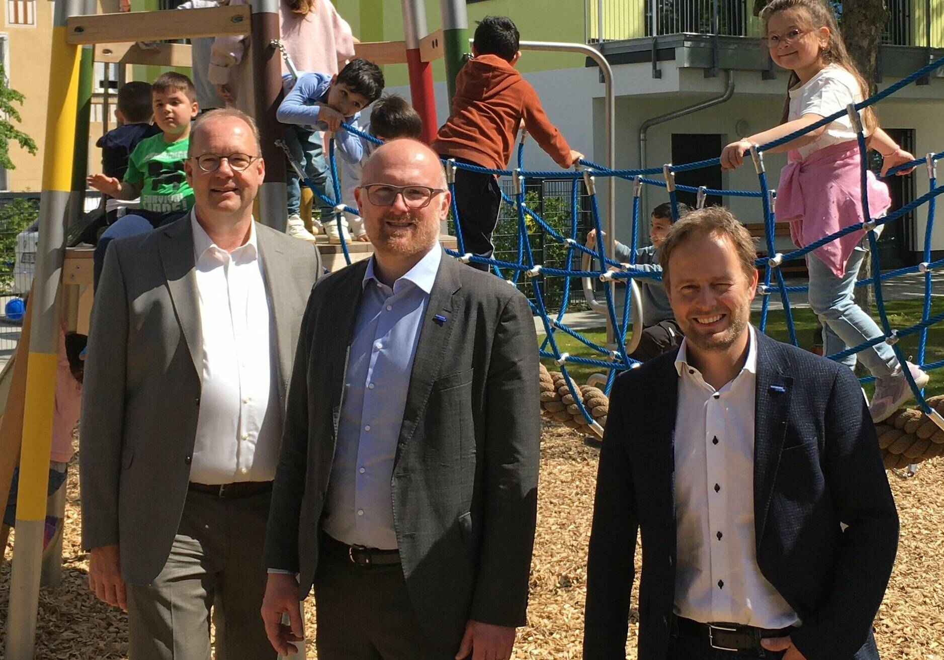  Oberbürgermeister Sören Link (M.) mit Gebag-Chef Bernd Wortmeyer (l.) und Stadtdirektor/Kämmerer Martin Murrack, der auch fürs Kita-Sondervermögen zuständig ist, bei der Eröffnung der Kita. 