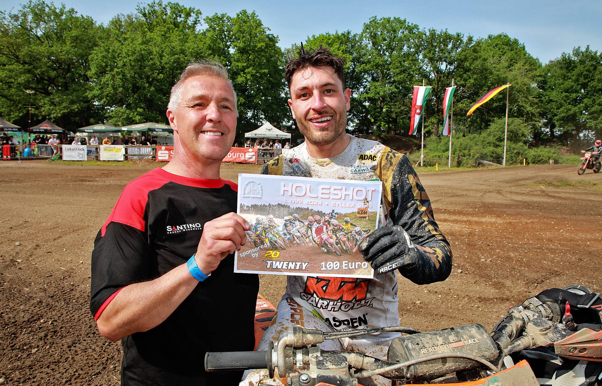 Ausgelaugt aber glücklich. Lukas Platt bekommt den Preis für den Hole Shot von Twenty...