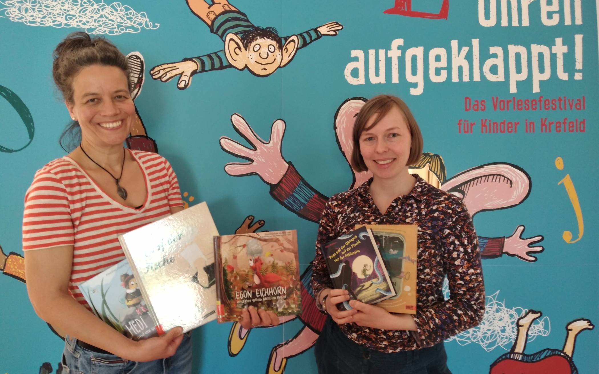 Stellen die Bücher des Vorlesefestivals "Ohren aufgeklappt" vor: Katja Wiefels(l.)  von der Mediothek und Marlene Jäger vom Niederrheinischen Literaturhaus.