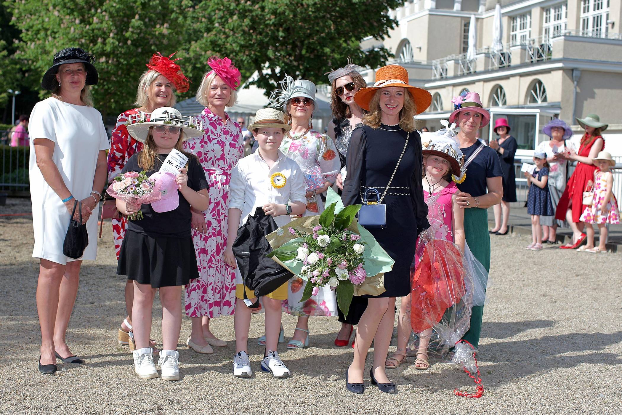  Der gesellschaftliche Höhepunkt am Ladies‘ Day war wieder einmal die Hutprämierung. Nach einer Vorauswahl wurden die drei besten und ausgefallensten Hutkreationen prämiert. Gewonnen hat Sabine Noell aus Krefeld mit orangefarbenem Hut. Bei den Kindern wurden Leah, 9 Jahre aus Pech, und Lara, 7 Jahre aus Grefrath, ausgezeichnet. Einen Sonderpreis für Jungen erhielt Leopold, 10 Jahre, aus Krefeld. 