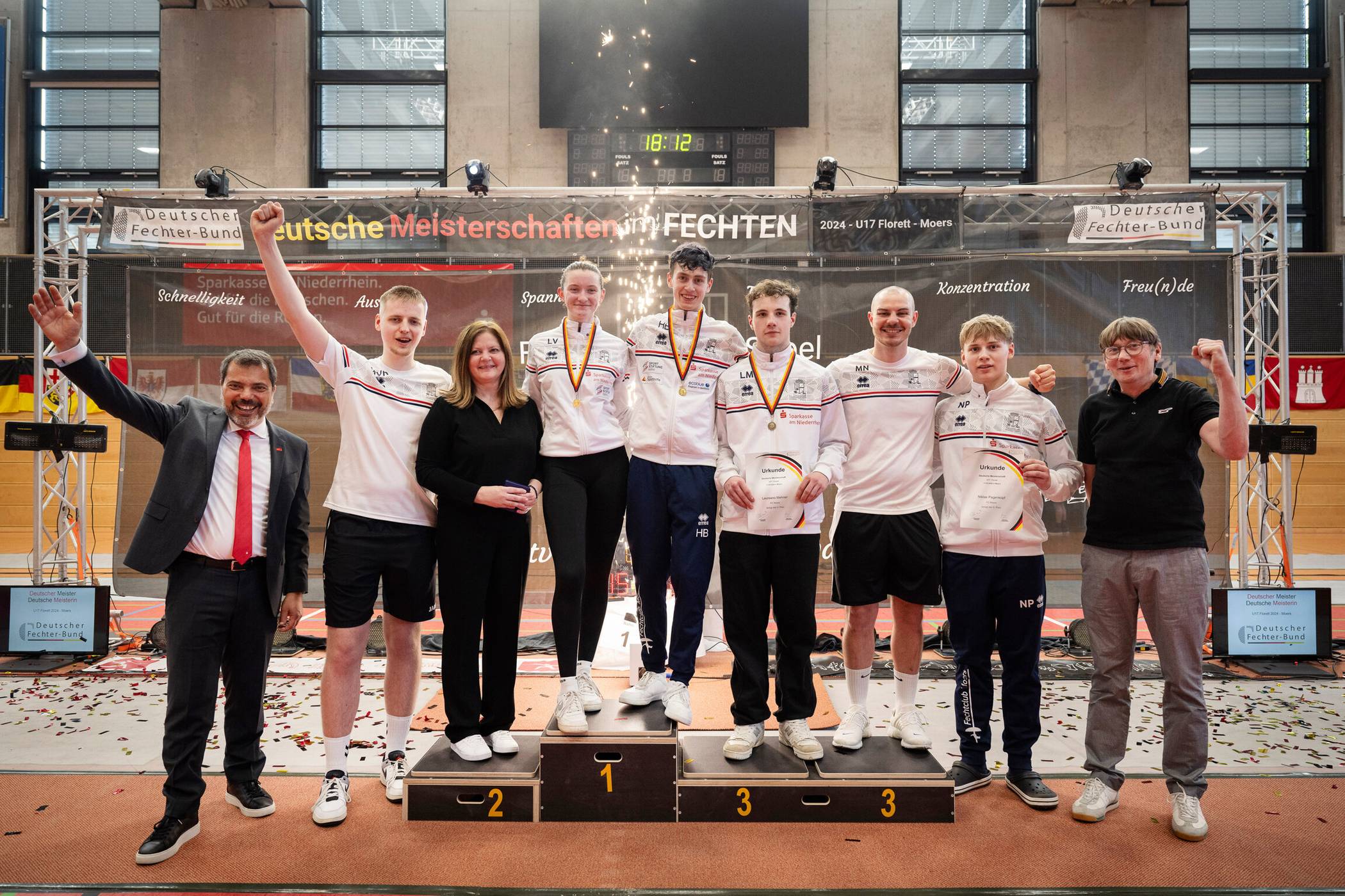 Der FC Moers holte bei den Deutschen U-17-Meisterschaften gleich dreimal Gold. V.l.n.r.: Sparkassenchef Giovanni Malaponti, Trainer Marco van der Koelen, die leitende Landestrainerin Reka Szabo, Linn Marie Völker, Henrik Barby, Laureano Mehner, Trainer Matthias Neuhaus, Niklas Pagenkopf und FCM-Vorsitzender Markus Tenbergen.