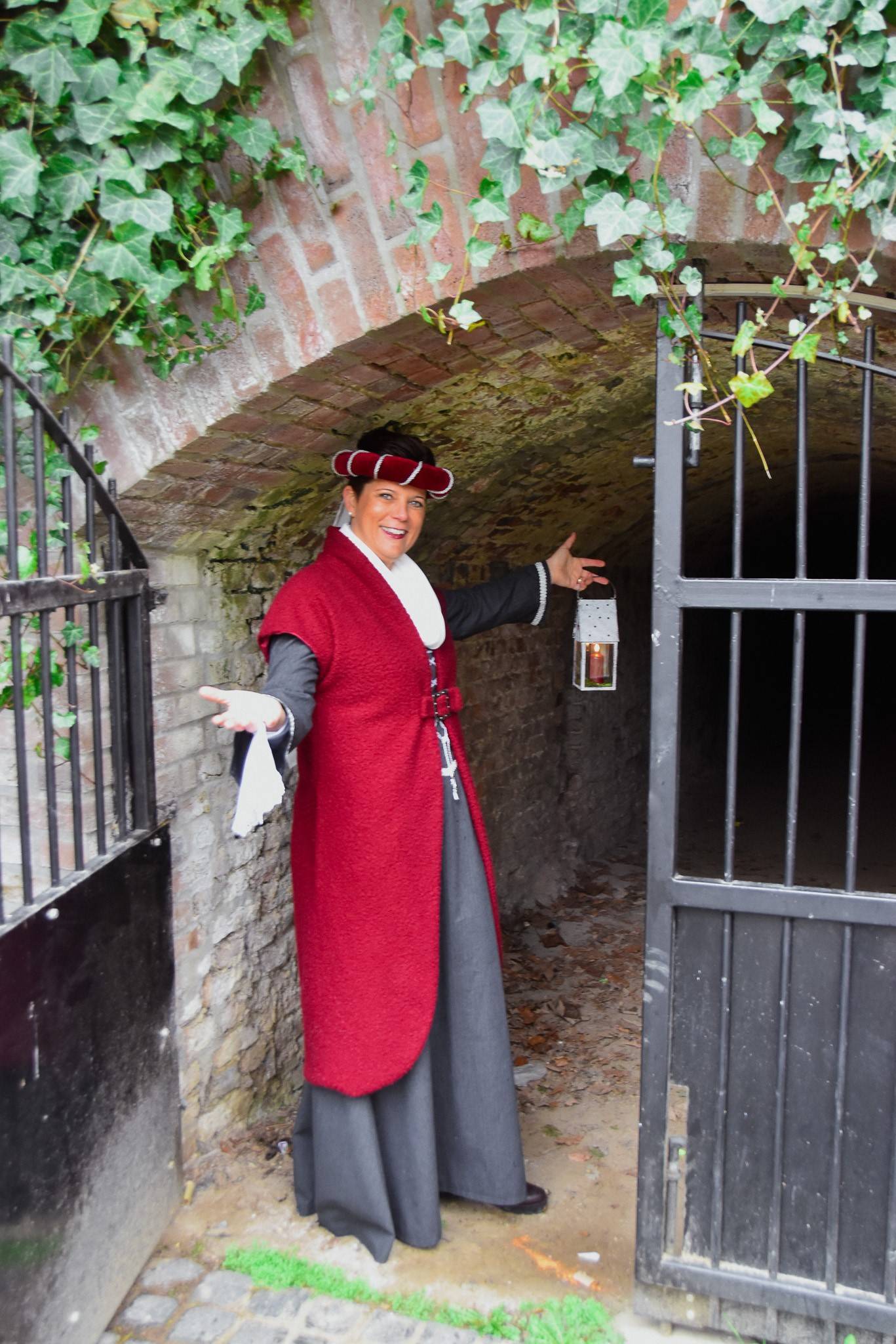 Offene Stadtführung in Brüggen: Andrea Zeien begleitet Interessirte in die Kasematten. 