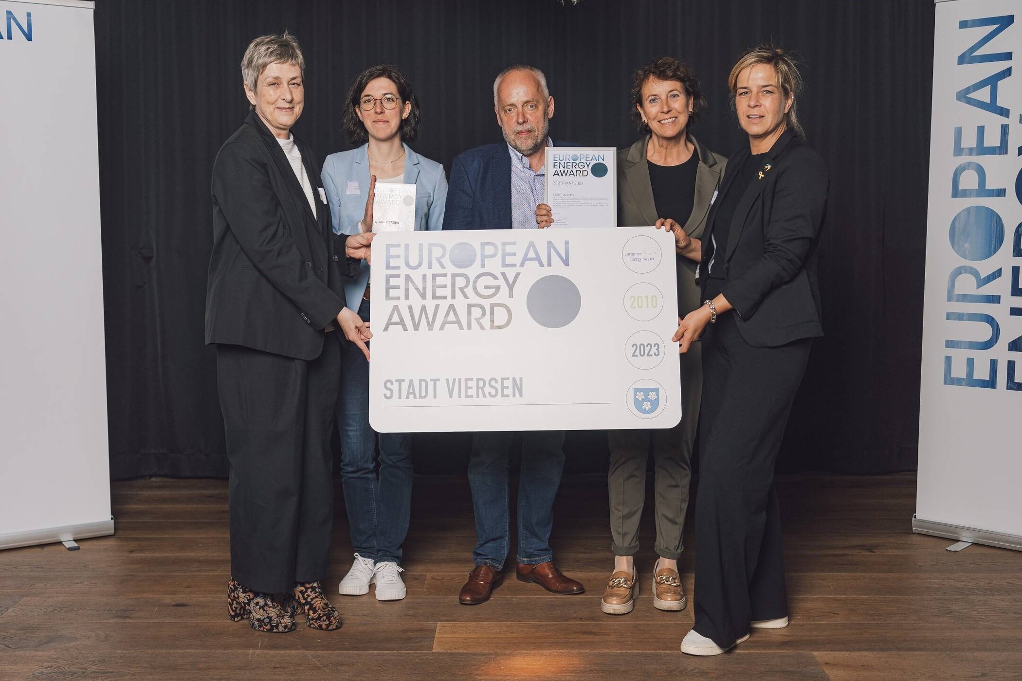 Ilga Schwidder (EEA), Johanna Schlack (Teamleiterin Stabsstelle Klimaschutz Stadt Viersen), Peter Breidenbach (Vorsitzender des Ausschusses für Klima- und Umweltschutz, Land- und Forstwirtschaft), Bürgermeisterin Sabine Anemüller und Mona Neubaur, Ministerin für Wirtschaft, Industrie, Klimaschutz und Energie des Landes Nordrhein-Westfalen (v.l.).  