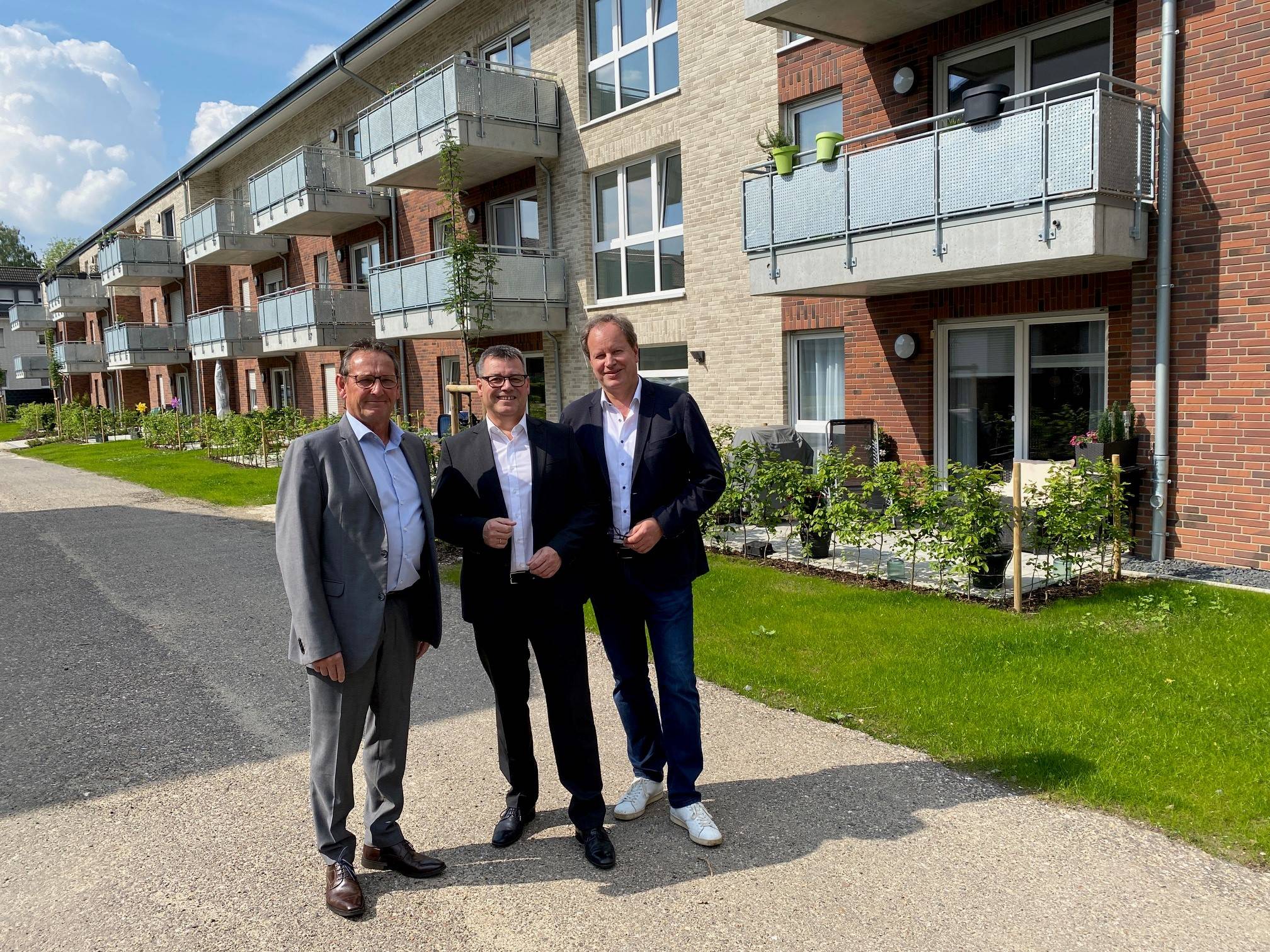  125 Jahre Bauverein Dülken: Die Vorstandsmitglieder Michael Lambertz, Bernd Ivangs und Christoph Sartingen (v. l.) – hier vor dem kürzlich abgeschlossenen Neubauprojekt am Ostgraben – laden am 1. Juni zum großen Mitglieder- und Familienfest.  